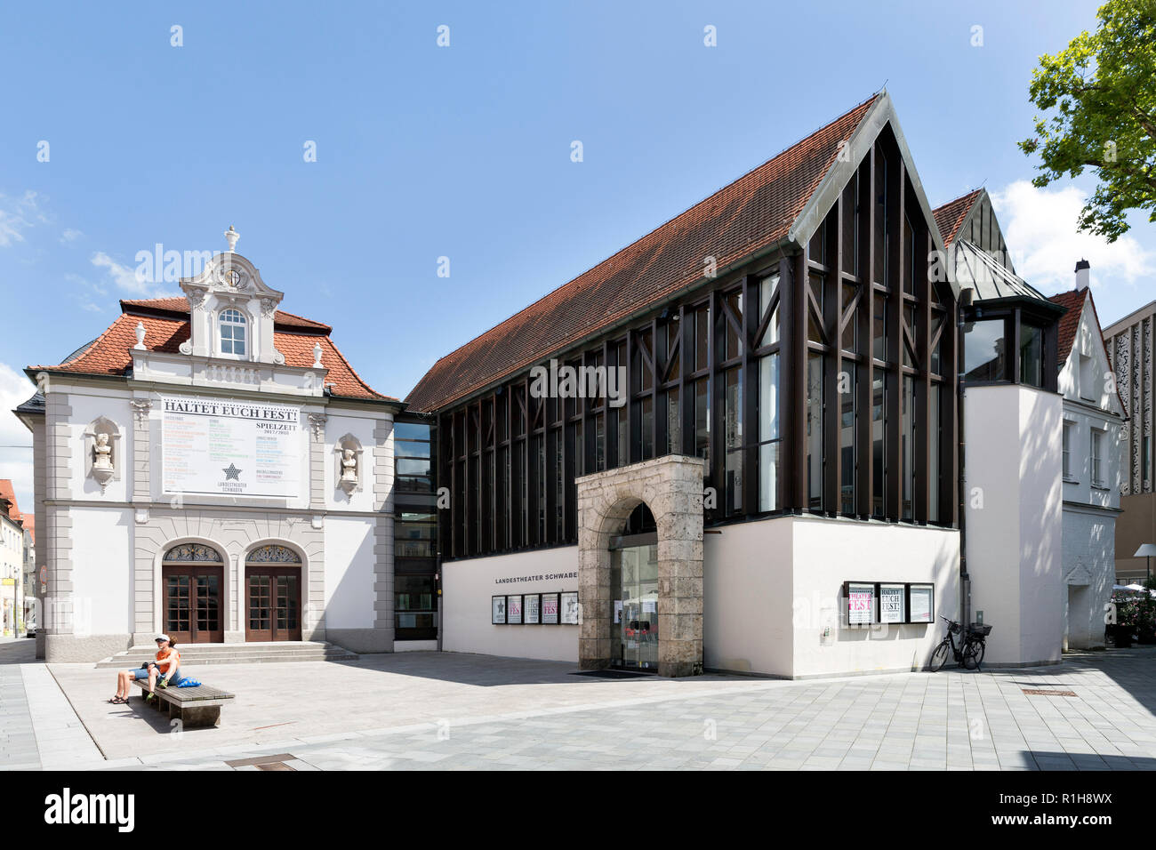 Landestheater Schwaben, ehemalige Kirche Gebäude der Memmingen Augustinerkloster, von zeitgenössischen Erweiterungen ergänzt. Stockfoto