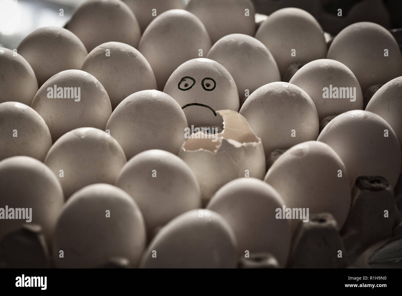 Traurig Ei Im Karton Stockfotografie Alamy
