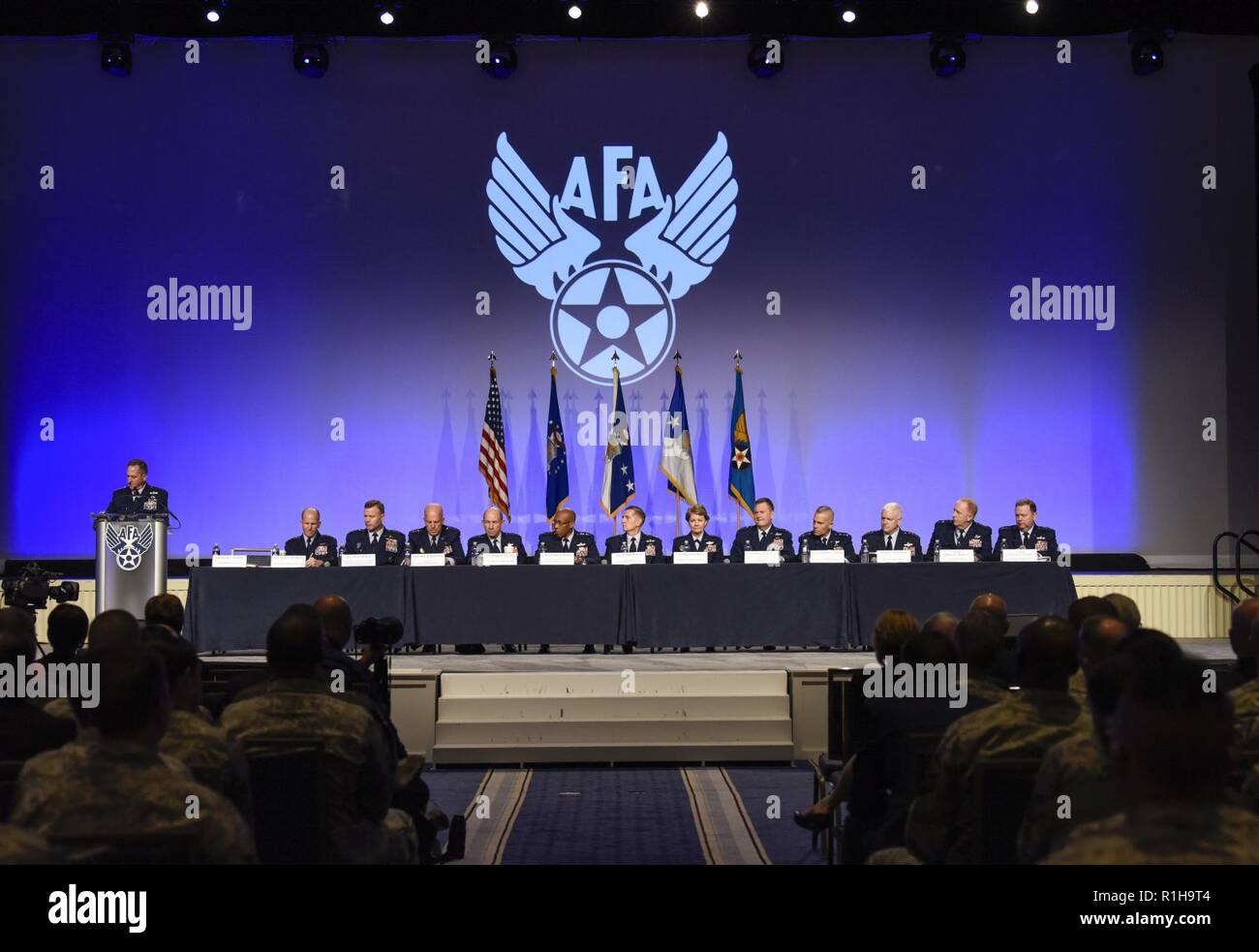 Gen. David L. Goldfein, Gen. Stephen W. Wilson, stellvertretender Generalstabschef der Luftwaffe, General Tod D. Wolters, US Air Forces in Europa und den USA Luftwaffen Afrika Kommandeur, General John W. Raymond, Air Force Space Command Commander, Gen. James M. Holmes, Air Combat Command Oberbefehlshaber, General Charles F. Braun, Pacific Air Forces Commander, Component Commander für US-Indo-Befehl und Pacific Air Combat Operations Personal Executive Director, Juwel. Timothy M. Ray, Air Force Global Strike Command Commander, Gen. Maryanne Miller, Air Mobility Command Kommandeur, Generalleutnant Marshall B. Webb, Luft für Stockfoto