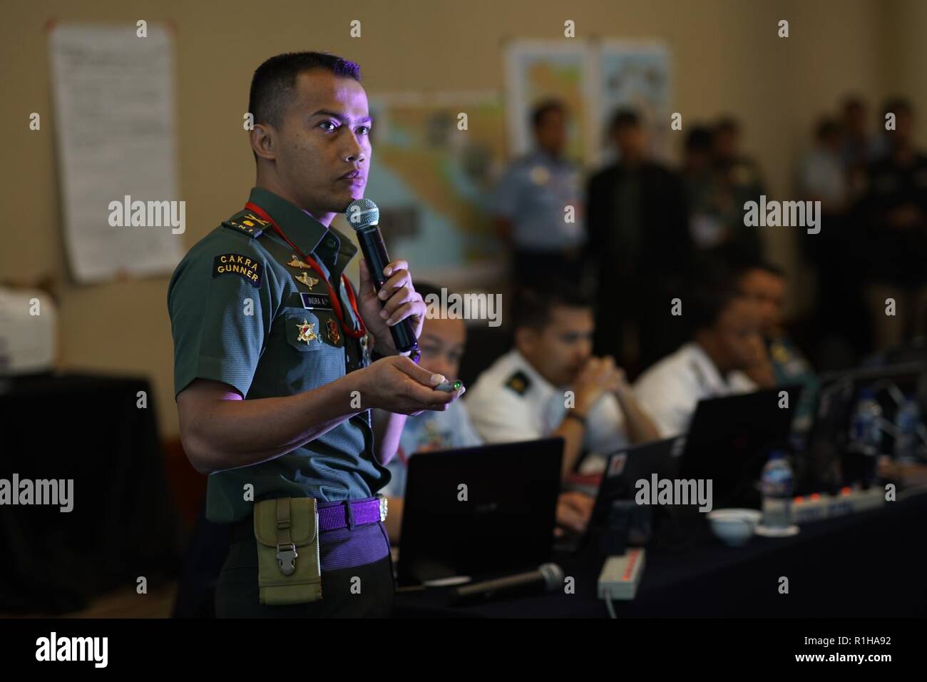 Tentara Nasional Indonesia, Maj. Indra Ardiansyah präsentiert mission Analyse zu den wichtigsten Führung von der Pennsylvania National Guard und Tentara Nasional Indonesia. Die Planung Unterausschüsse zwei Tage die Definition der Variablen des Szenarios und Erarbeitung von Lösungen für die komplexen Operationen Bild verbracht haben, Sept. 20, 2018, Jakarta, Indonesien. Gema Bhakti ist eine gemeinsame Kraft, multi-nationalen Mitarbeiter Übung, in der die militärische Personal aus den USA Indopazifik Befehl und in Indonesien durch einen Prozess der militärischen Entscheidungsfindung bekannt. Dieser Prozess ist ein entscheidender Schritt, dass der Kommandant staf beinhaltet Stockfoto