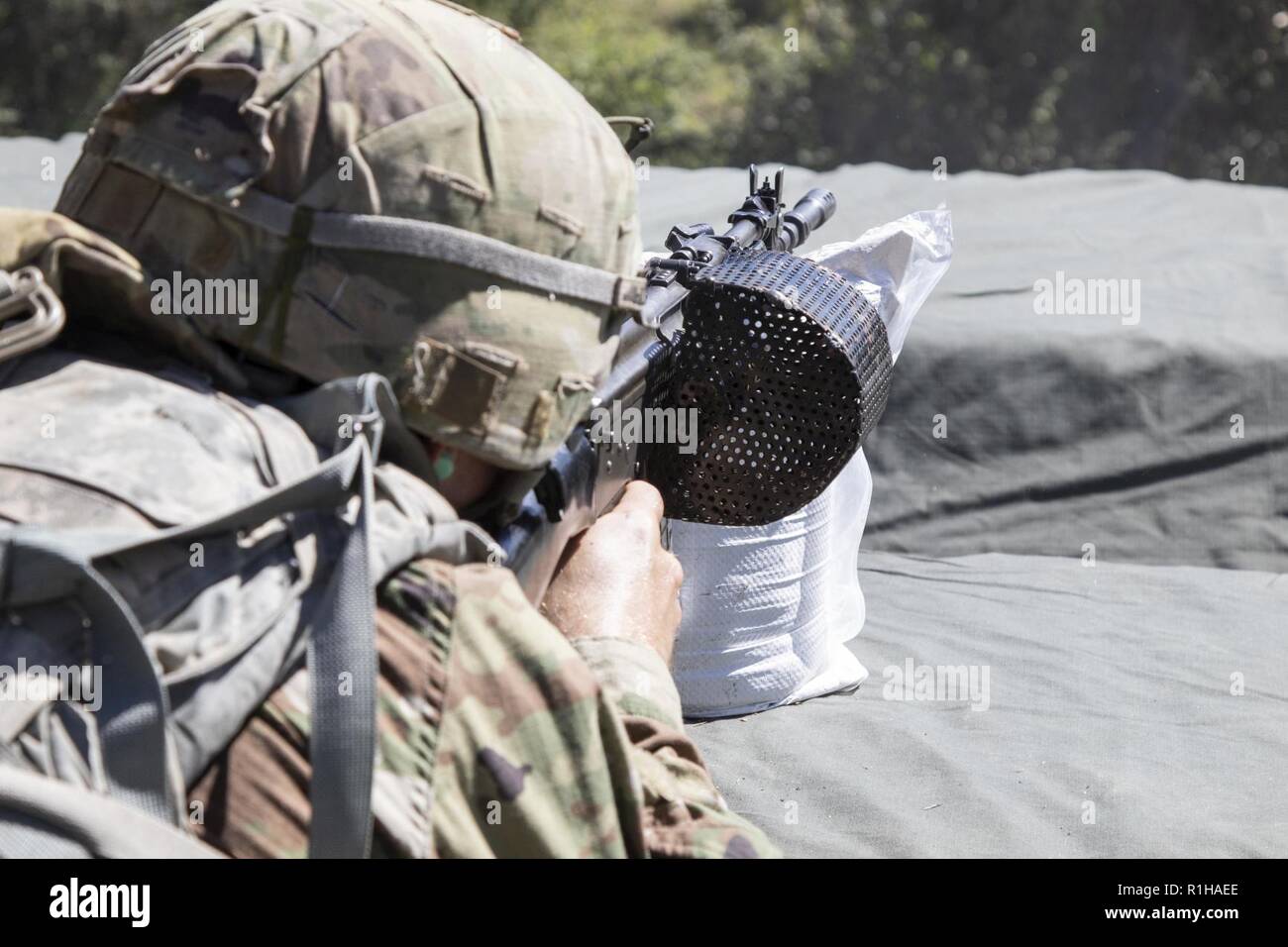 Ein Soldat mit 1St Bataillon, 23 Infanterie Regiment, Brände eine insas Gewehr Sept. 19, 2018, in Chaubattia militärische Station, Indien. Dies war Teil der Yudh Abhyas, eine Übung, die die gemeinsame Funktionen sowohl der US-amerikanischen und indischen Armee durch Ausbildung und kulturellen Austausch fördert und hilft, dauerhafte Partnerschaften im Indo-Asia pazifischen Region fördern. Stockfoto