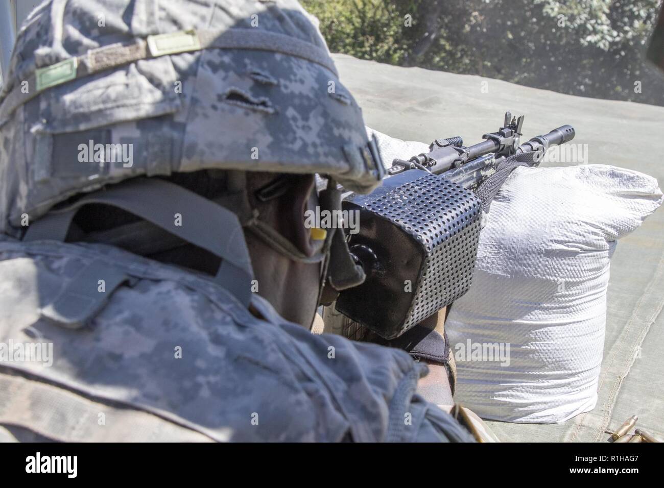 Ein Soldat mit 1St Bataillon, 23 Infanterie Regiment, Brände eine insas Gewehr Sept. 19, 2018, in Chaubattia militärische Station, Indien. Dies war Teil der Yudh Abhyas, eine Übung, die die gemeinsame Funktionen sowohl der US-amerikanischen und indischen Armee durch Ausbildung und kulturellen Austausch fördert und hilft, dauerhafte Partnerschaften im Indo-Asia pazifischen Region fördern. Stockfoto
