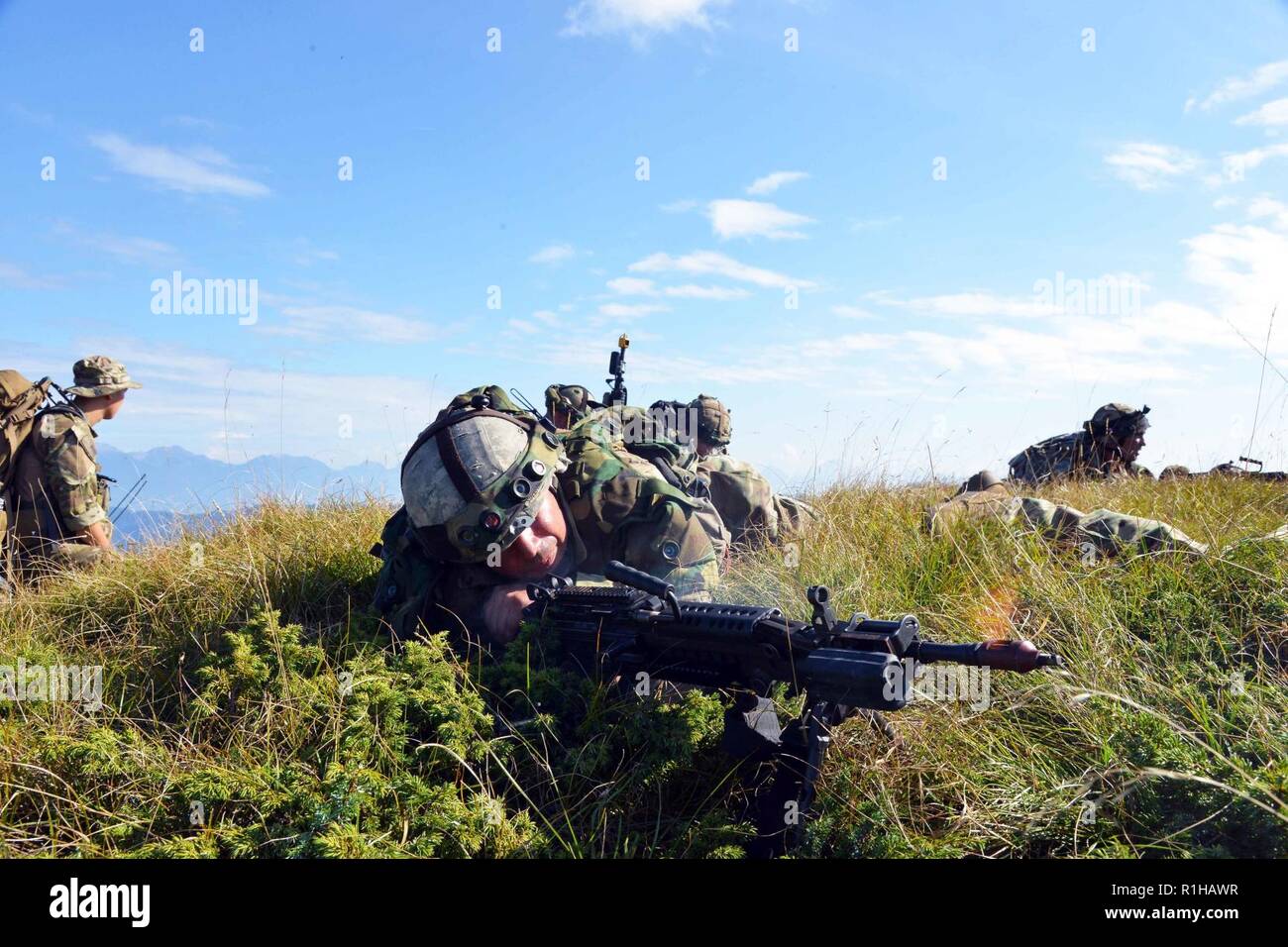 Soldaten aus den USA 1-157 Infanterie, Colorado Army National Guard, führt eine Übung mit der einsetzbaren Mess System Europa (DISE) Der 7th Army Training Befehl Training Support Division Expeditionary während des Triglav Star IV Übung, Bohinisja Bela, Slowenien, Sept. 19, 2018. Übung Triglav Star IV ist eine jährliche multi-nationalen Berg Kriegsführung Übung von der slowenischen Streitkräfte in Bohinjska Bela, Slowenien gehostet und ist eine intensive, zwei Wochen taktische Übung, in der Soldaten aus Großbritannien und den 1-157 in Colorado, und Slowenien ich demonstrieren Stockfoto