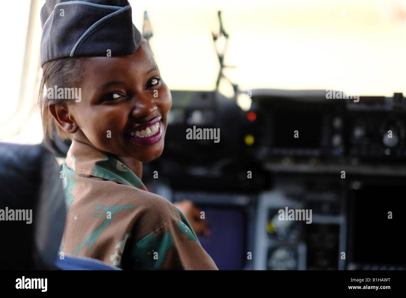 Ein Mitglied der Südafrikanischen Armee besuche das Innere eines C-130 J Super Hercules Cockpit während der Afrikanische Luft-/Raumfahrt- und Verteidigungsindustrie Ausstellung 18, September 19, 2018, Waterkloof Air Force Base, Südafrika. Die Ausstellung bietet eine einzigartige Gelegenheit für die USA zur Schau zu stellen, militärischen Personals und der Ausrüstung sowie Förderung der starken Bindungen mit ihren afrikanischen Partnern. Stockfoto