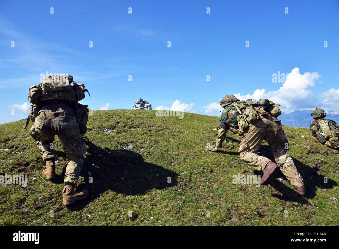 Soldaten aus den USA 1-157 Infanterie, Colorado Army National Guard, führt eine Übung mit der einsetzbaren Mess System Europa (DISE) Der 7th Army Training Befehl Training Support Division Expeditionary während des Triglav Star IV Übung, Bohinisja Bela, Slowenien, Sept. 19, 2018. Übung Triglav Star IV ist eine jährliche multi-nationalen Berg Kriegsführung Übung von der slowenischen Streitkräfte in Bohinjska Bela, Slowenien gehostet und ist eine intensive, zwei Wochen taktische Übung, in der Soldaten aus Großbritannien und den 1-157 in Colorado, und Slowenien ich demonstrieren Stockfoto