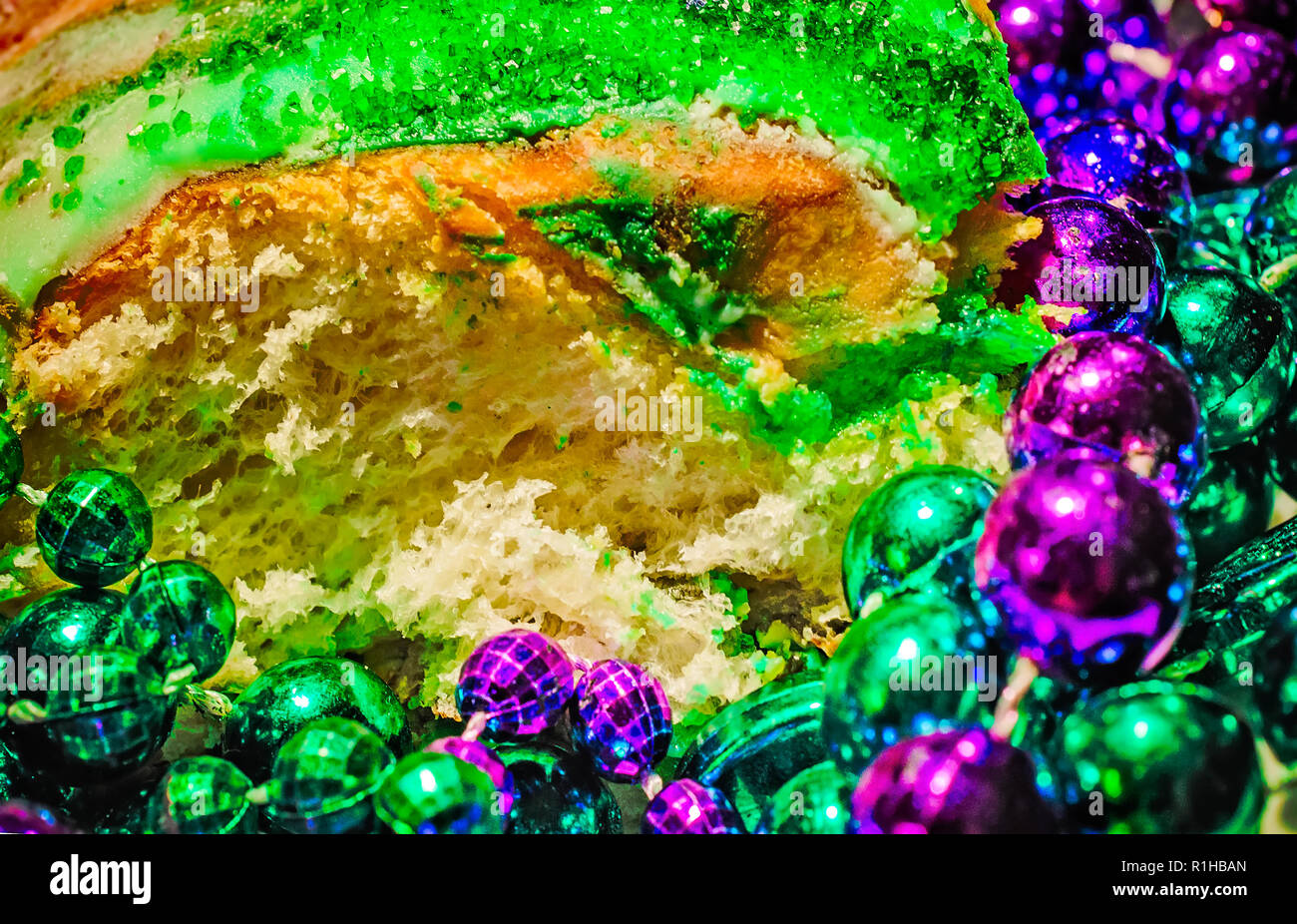 Eine Mardi Gras König Kuchen ist dargestellt mit violetten und grünen Mardi Gras Perlen, 12. März 2014 in Mobile, Alabama. Der König Kuchen ist traditionell aus Stockfoto