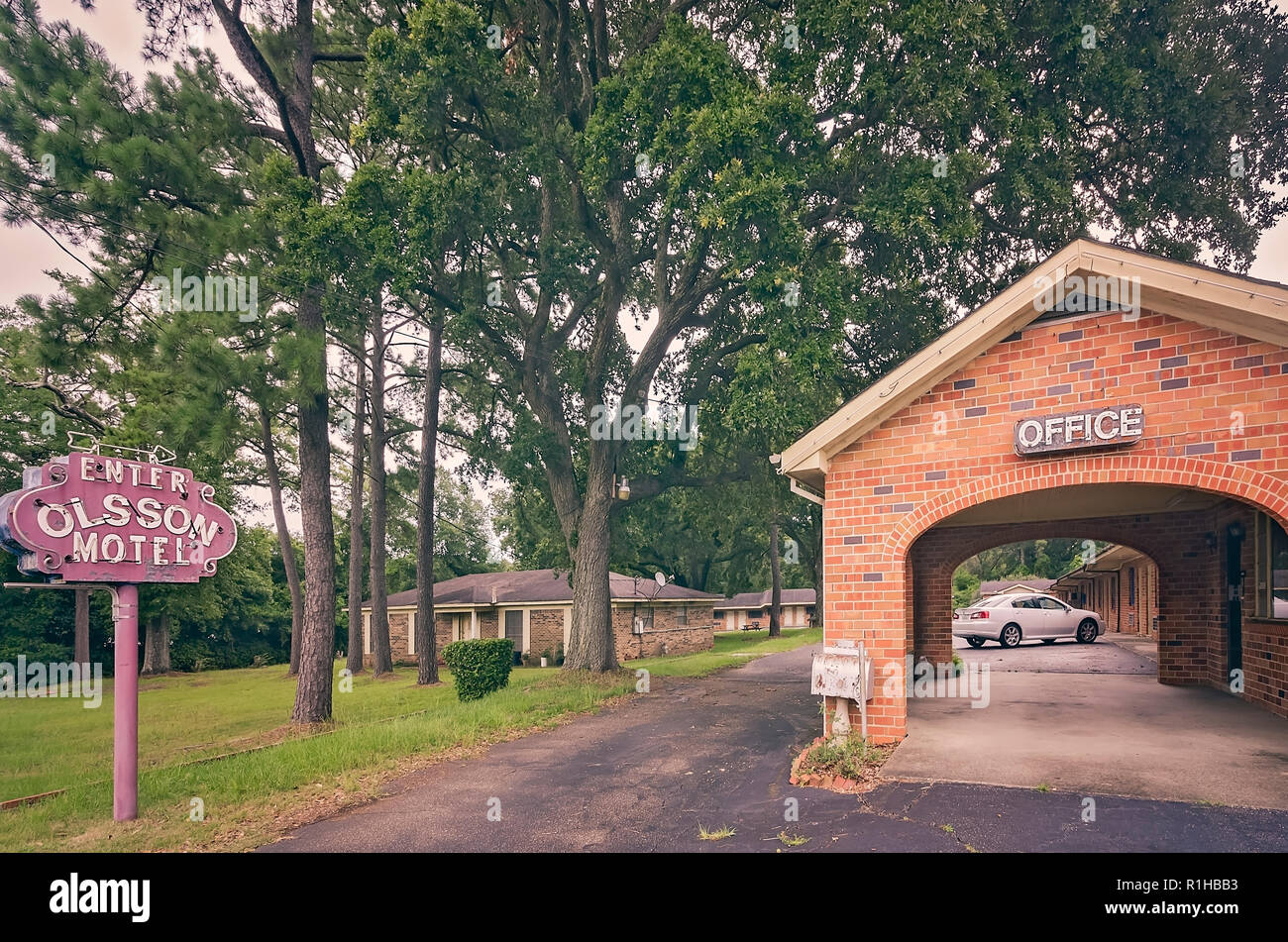 Ein rostiges Schild weist auf den Eingang des Olsson Motel am Highway 90, Juli 10, 2016 in Mobile, Alabama. (Foto von Carmen K. Sisson/Cloudybright) Stockfoto