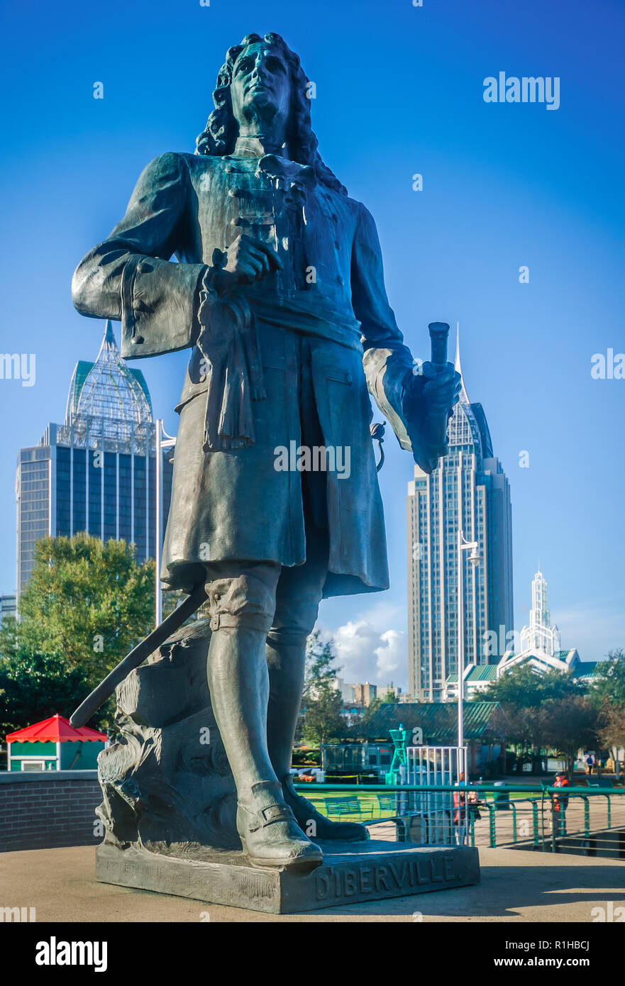 Eine Statue von Pierre Le Moyne d'Iberville blickt auf den Hafen von Mobile von seiner Stange in Cooper Riverside Park, 27. November 2015 in Mobile, Alabama. Stockfoto