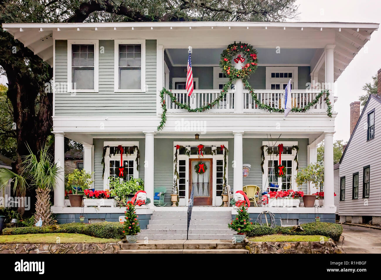 Ein historisches Haus ist für Weihnachten, Dez.18, 2017, in der Church Street Historic District in Mobile, Alabama, eingerichtet. (Foto von Carmen K. Sisson/Cloud Stockfoto