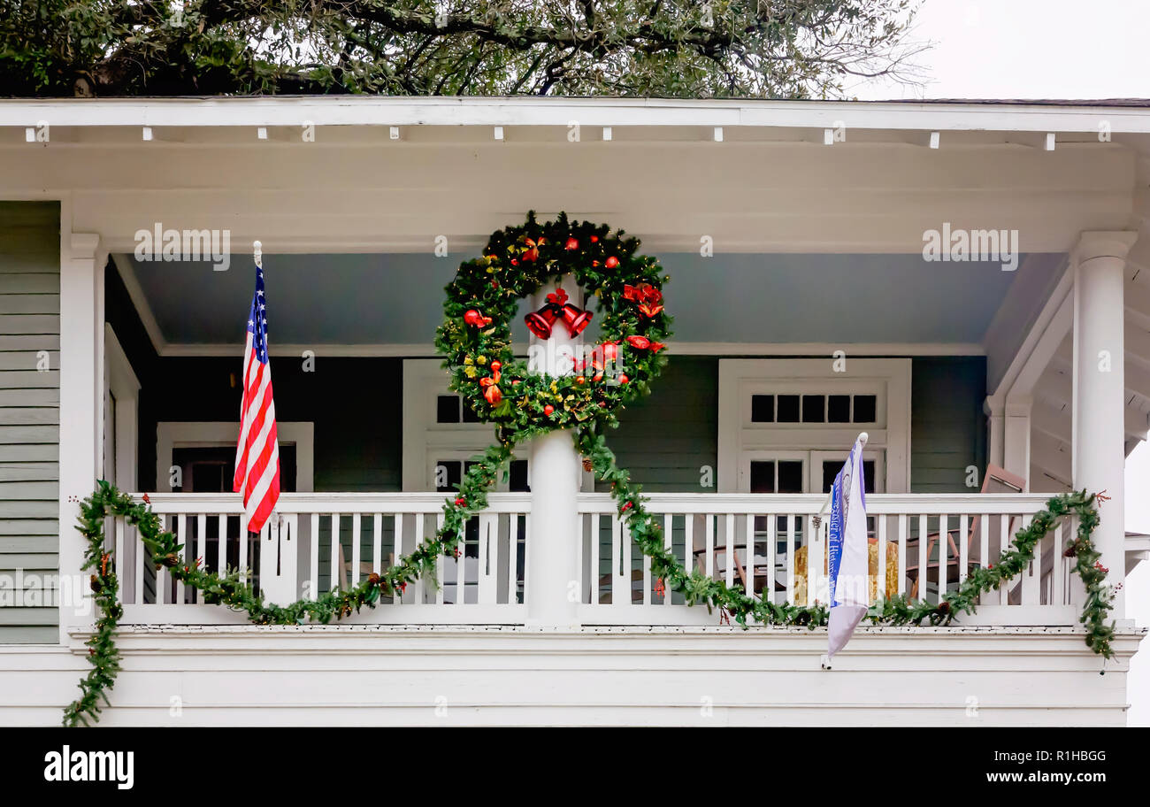 Ein historisches Haus ist für Weihnachten, Dez.18, 2017, in der Church Street Historic District in Mobile, Alabama, eingerichtet. Stockfoto