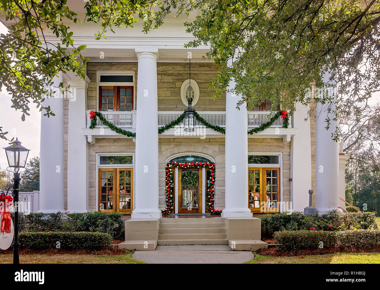 Die Säulen, Veranstaltungsort, ist für Weihnachten, Dez. 18, 2017 in Mobile, Alabama, eingerichtet. Stockfoto