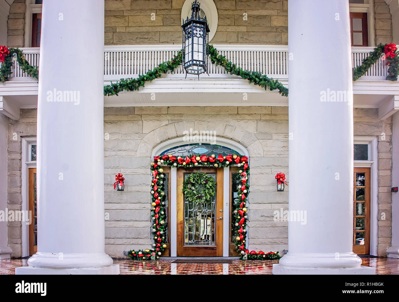 Die Säulen, Veranstaltungsort, ist für Weihnachten, Dez. 18, 2017 in Mobile, Alabama, eingerichtet. Stockfoto