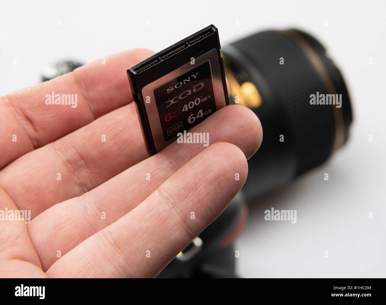 SAINT-Petersburg, Russland - 26 April 2018: Sony QDG 64 E XQD 64-GB-Speicherkarte Stockfoto