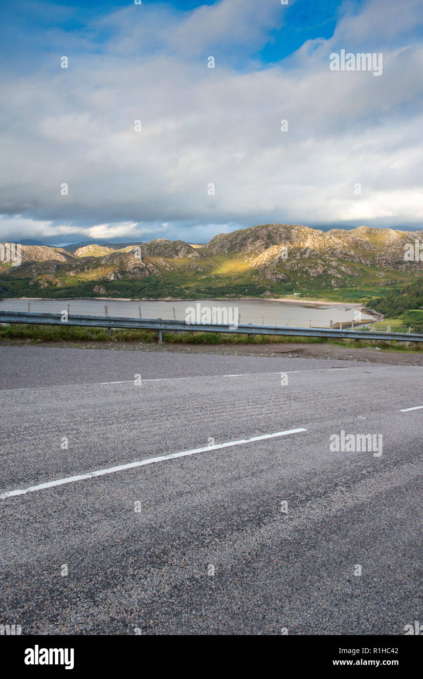 Abschnitt der Nordküste 500 Scenic route, wie es vergeht Gruinard Bay in Wester Ross, Schottland Stockfoto