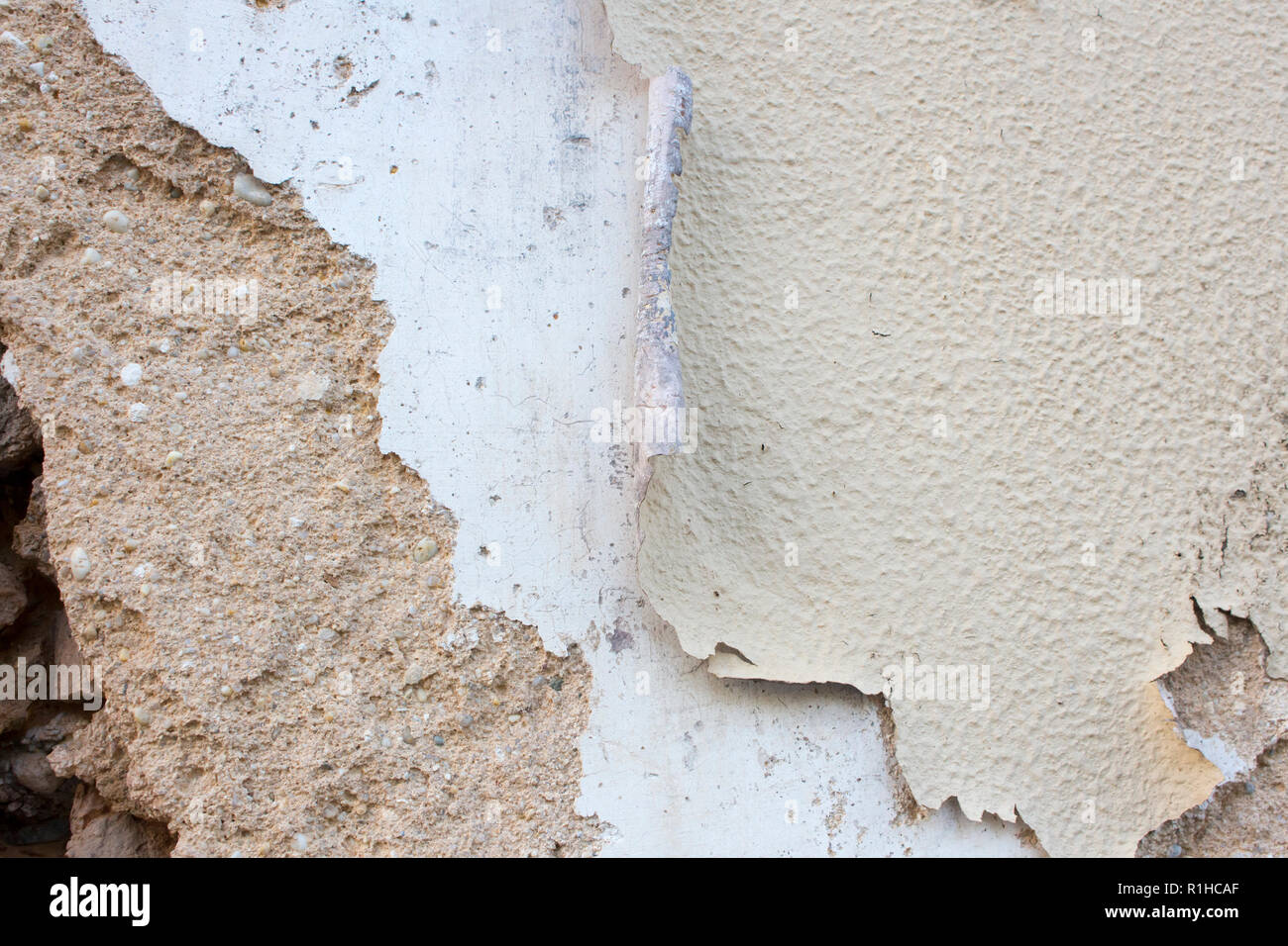 Alter und beschädigter adobe Wand mit mehreren Schichten von Farbe. Rustikale Hintergrund oder Textur mit kopieren. Stockfoto