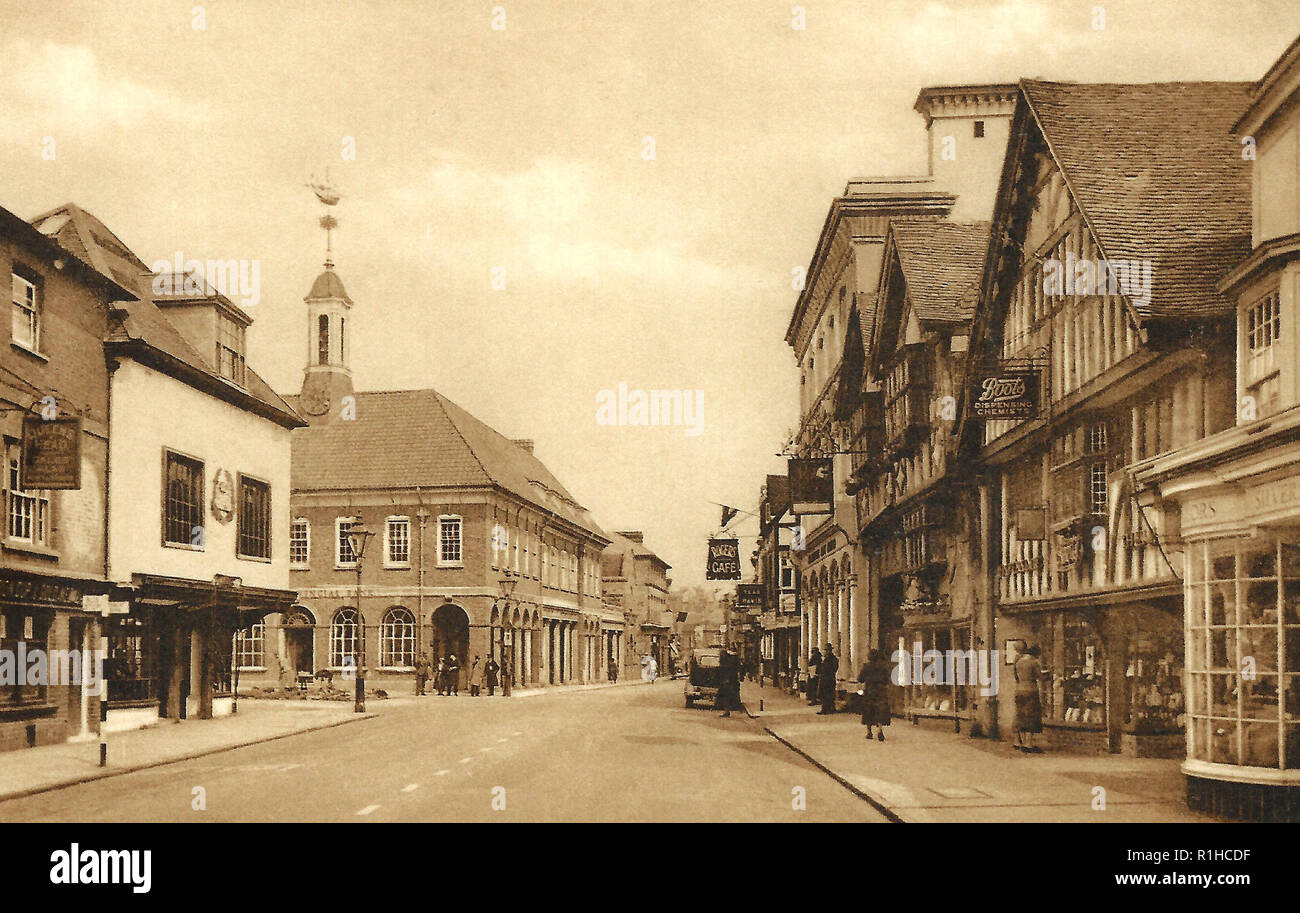 Farnham TheBorough, Farnham ist eine Stadt in Surrey, England, in der Gemeinde von Waverley.[2] Die Stadt ist 34,5 Meilen (55,5 km) südwestlich von London im äußersten Westen von Surrey, nahe der Grenze zu Hampshire. Auf der Straße, Guildford ist 11 Meilen (17 km) im Osten und Winchester weitere 28 Meilen (45 km) entlang der gleichen Achse wie London. Farnham ist die zweitgrößte Stadt in Waverley, und eines der fünf größten Ballungsräume in Surrey. Es ist von historischem Interesse, mit vielen alten Gebäuden, darunter eine Reihe von georgianischen Häusern. Farnham Schloss mit Blick auf die Stadt. Stockfoto