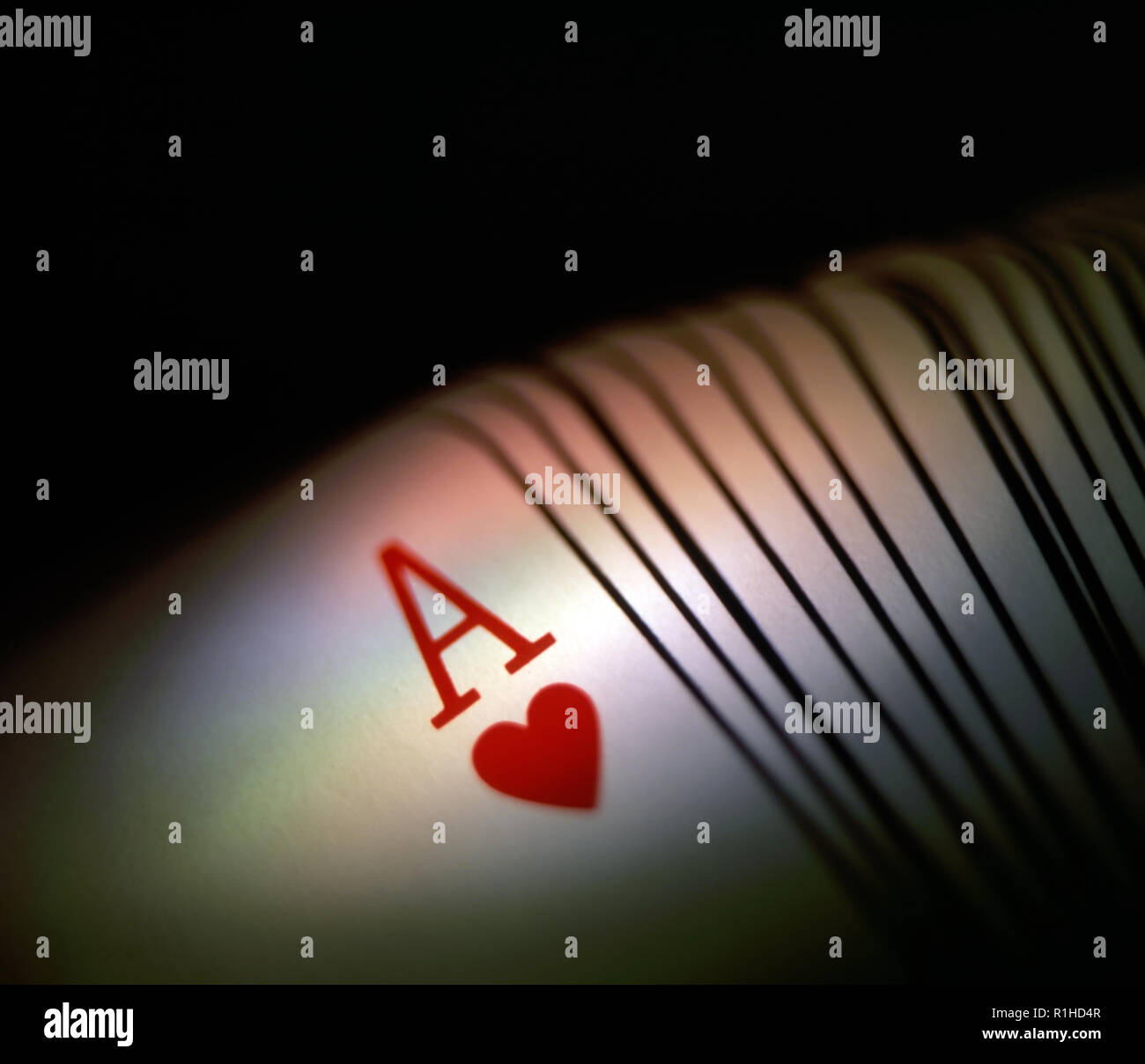 Die Karten zeigen das Herz Ass gegen einen dunklen Hintergrund. Stockfoto