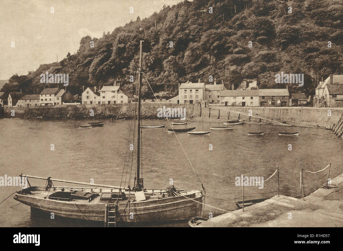 Minehead Quay. Minehead ist eine Küstenstadt und Gemeinde in Somerset, England. Es liegt an der South Bank der Kanal von Bristol, 21 Meilen (34 km) nordwestlich der Kreisstadt Taunton, 12 Meilen (19 km) von der Grenze mit der Grafschaft Devon und in der Nähe von Exmoor National Park. Die Pfarrei von Minehead hat eine Bevölkerung von etwa 11,981 ist damit die bevölkerungsreichste Stadt in der West Somerset lokale Regierungsviertel, [1], die wiederum ist der schlechteste Bereich im Land für soziale Mobilität.[2] Diese Abbildung enthält Alcombe und Woodcombe, Suburban Dörfer, subsumiert wurden. Stockfoto