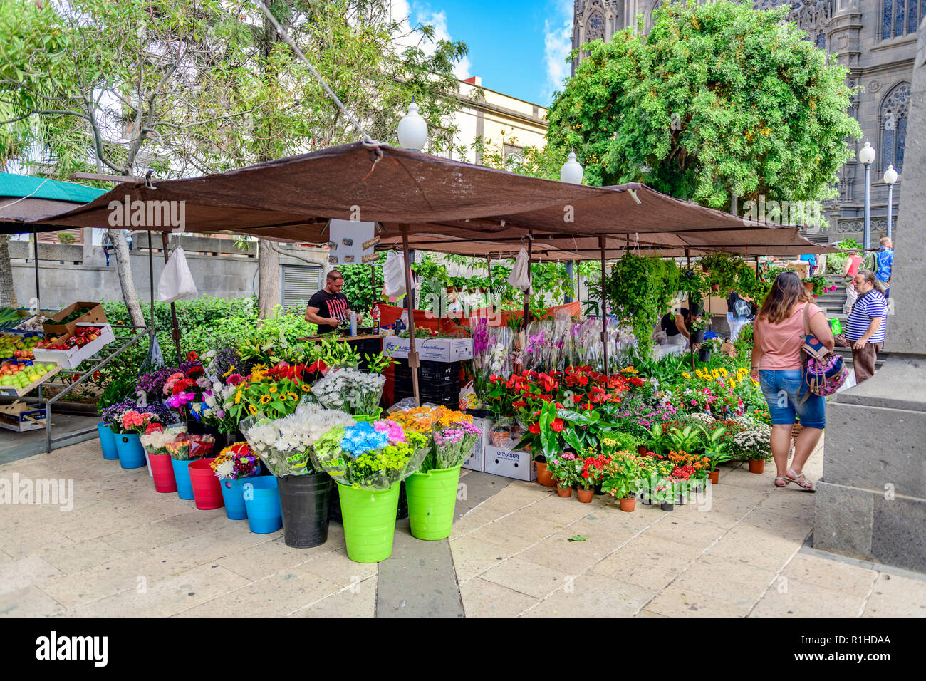 Schnittblumen, Obst und Gemüse zum Verkauf vor der gotischen Pfarrkirche San Juan Bautista, Arucas Gran Canaria Stockfoto