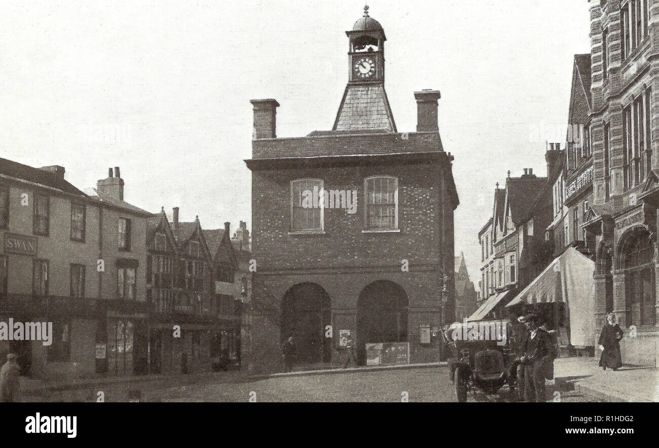 Reigate Rathaus, Reigate/ˈRaɪɡeɪt/ist eine Stadt mit über 20.000 Einwohnern in der östlichen Surrey, England. Es ist in der Londoner Pendler Gürtel und einer der drei Städte im Bezirk Reigate und Banstead. Es liegt am Fuße des North Downs gelegen und erstreckt sich über einen Teil der Greensand Ridge. Reigate hat eine mittelalterliche Burg und der Stadt seit dem Mittelalter, als es auch eine parlamentarische Borough. Stockfoto