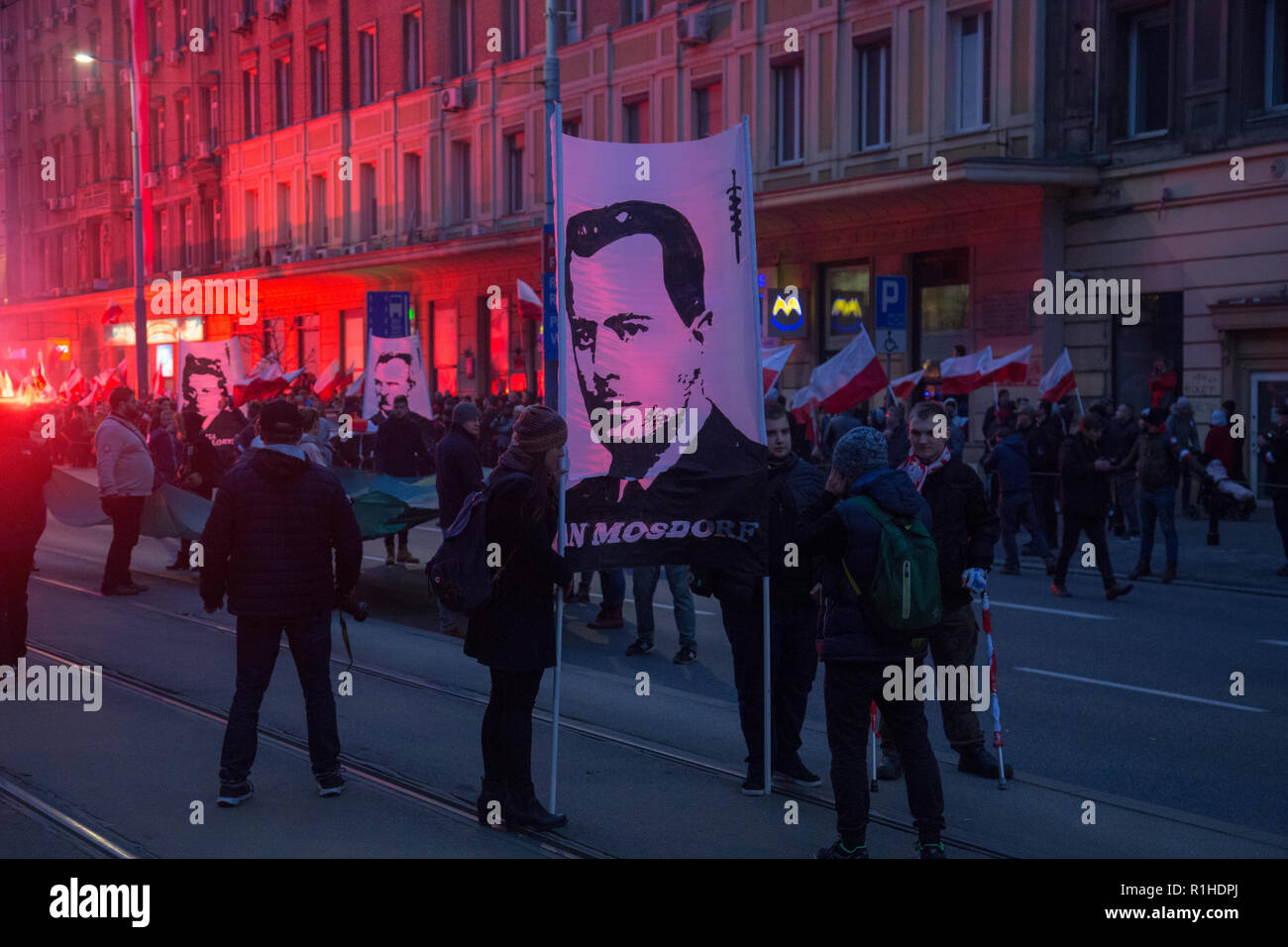 Warschau, Polen, 11. November 2018: Allpolnischen Jugend Organisation mit Banner von Jan Mosdorf Stockfoto
