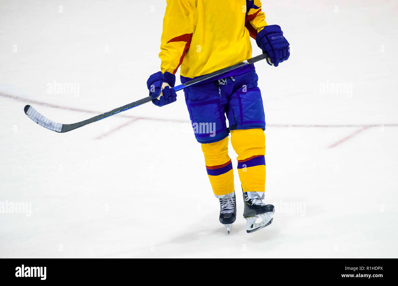Hockey Player mit Stick auf dem Eis. Stockfoto