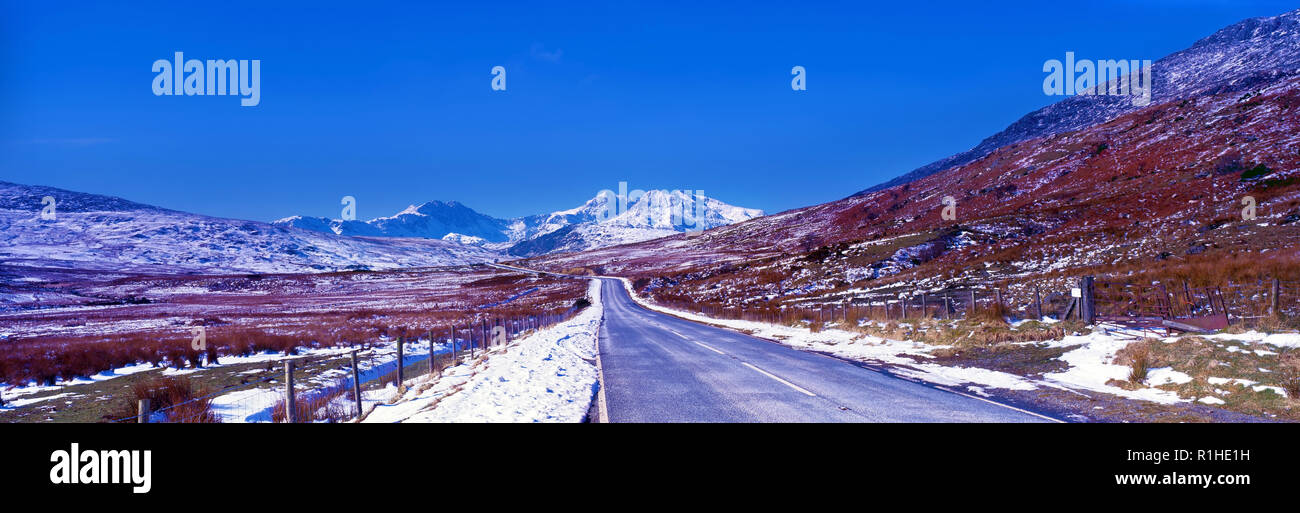 Ein Panoramablick von Snowdonia an einem sonnigen Wintertag. Stockfoto