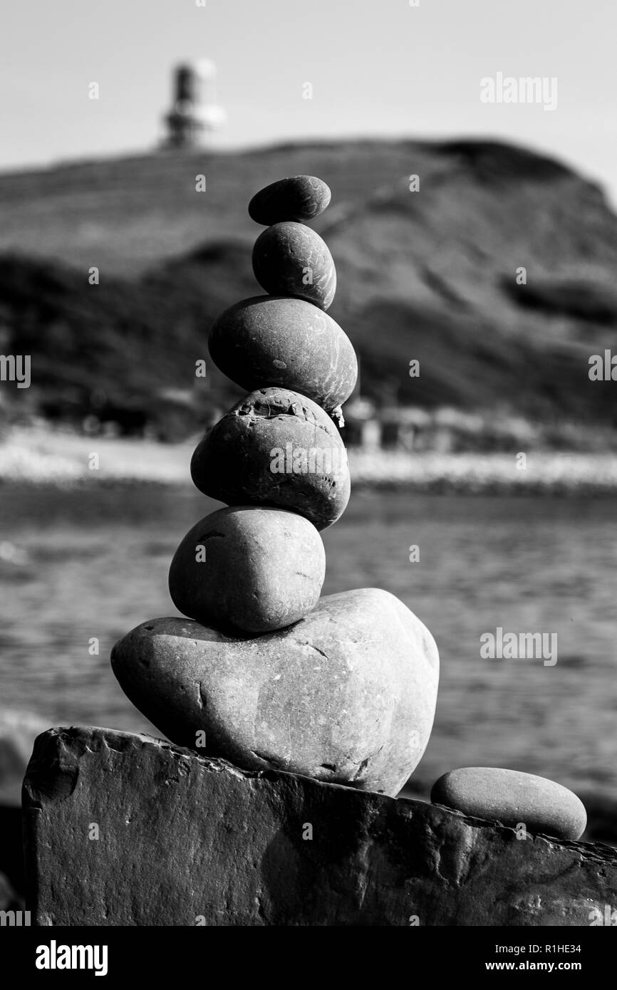 Kiesel Tower am Strand symbolisiert Stabilität, Zen, Harmonie, Balance Stockfoto