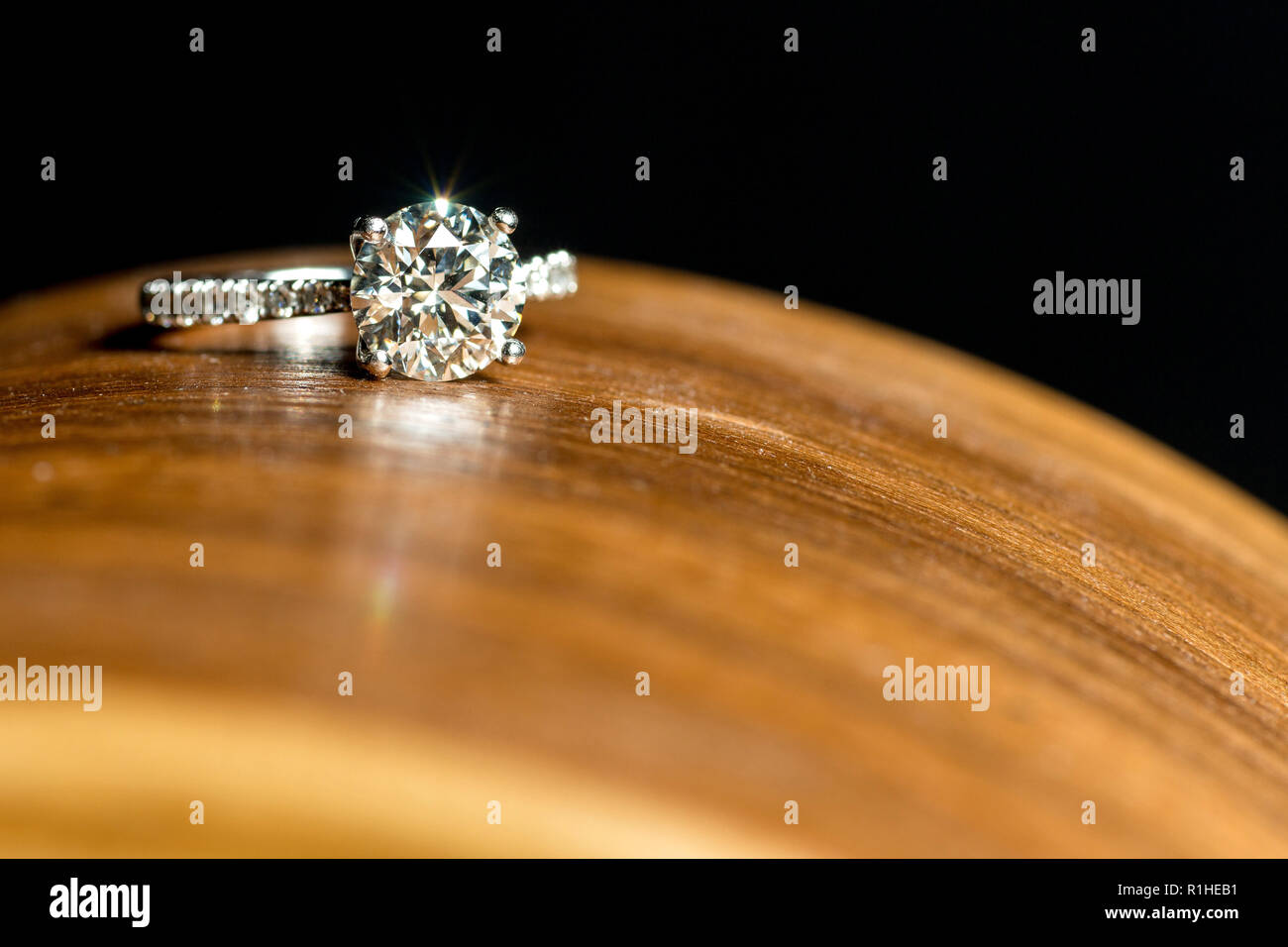 Diamond Ring Auf gebogenem Holz Plattform, sichtbaren Glanz Stockfoto