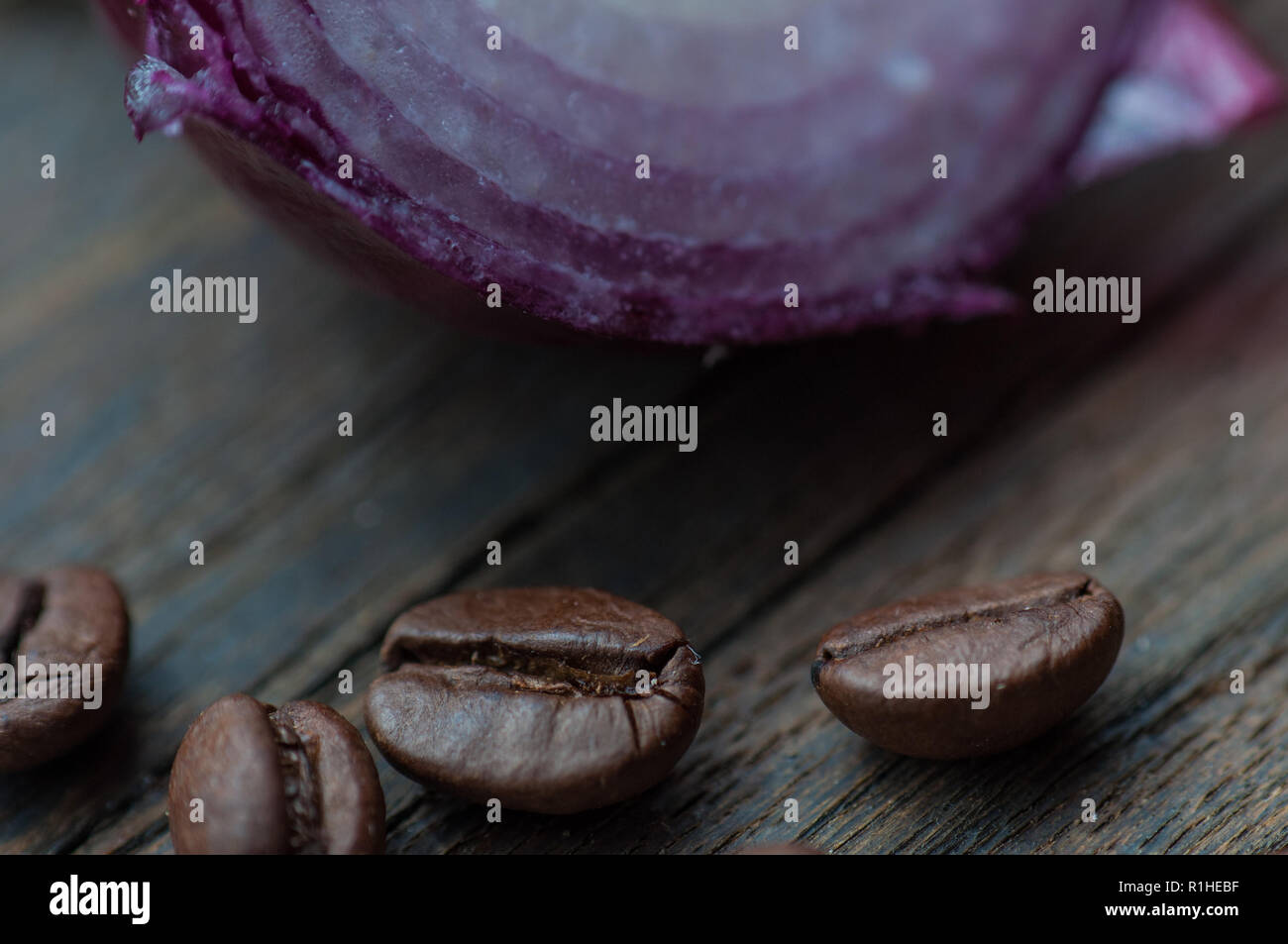 Kaffeebohnen und lila Garten Zwiebel Stockfoto