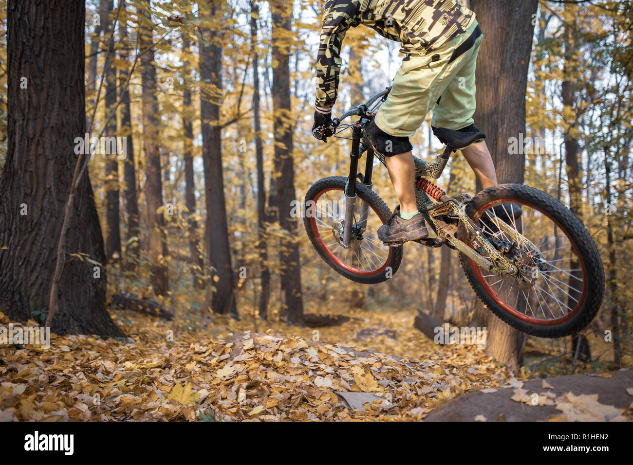 Foto von Athlet Mann, Sport Bike auf dem Weg durch den Wald. Stockfoto