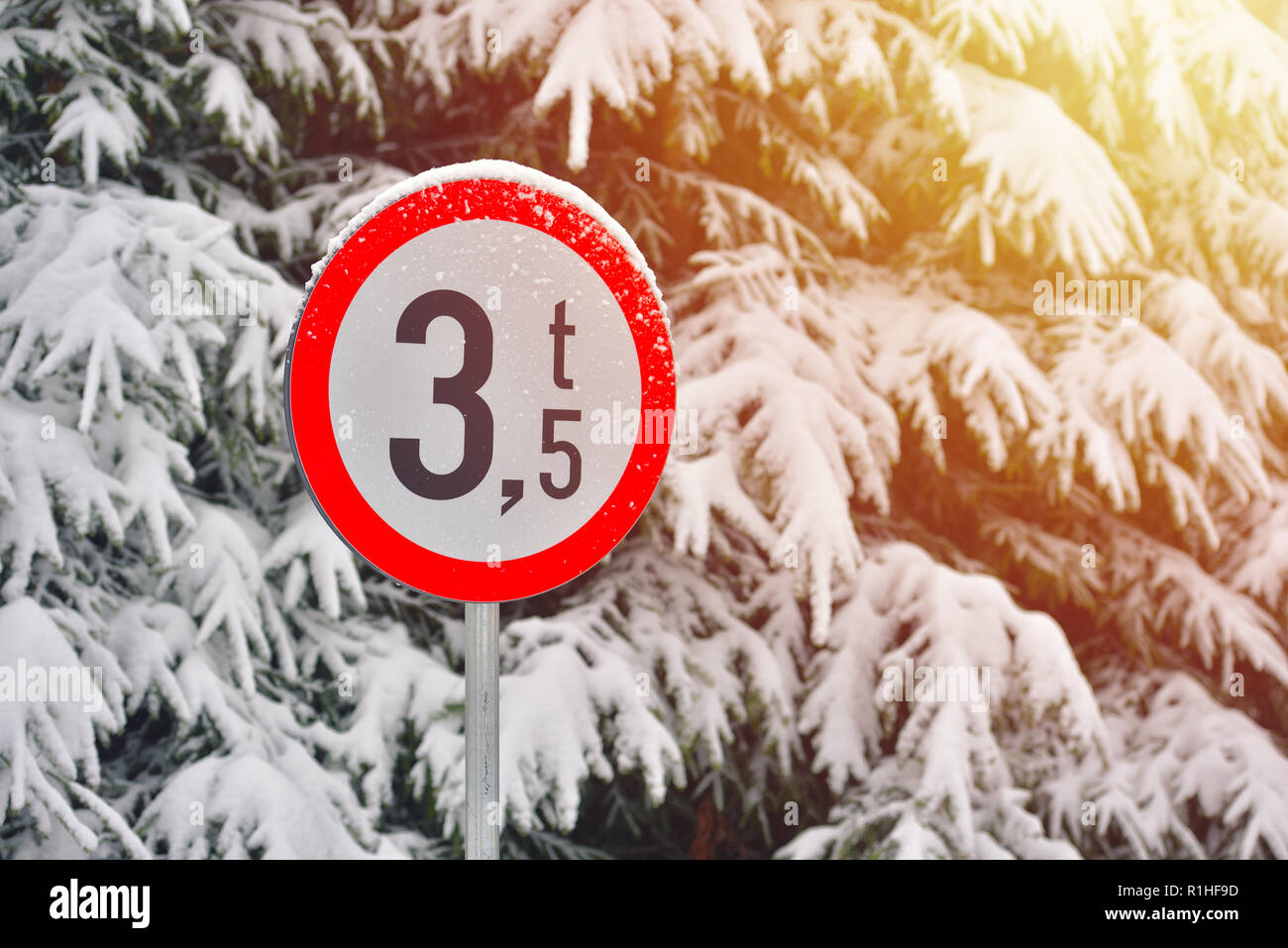Schild: Einschränkung für Autos mit mehr als 3,5t. Winter Umgebung Stockfoto