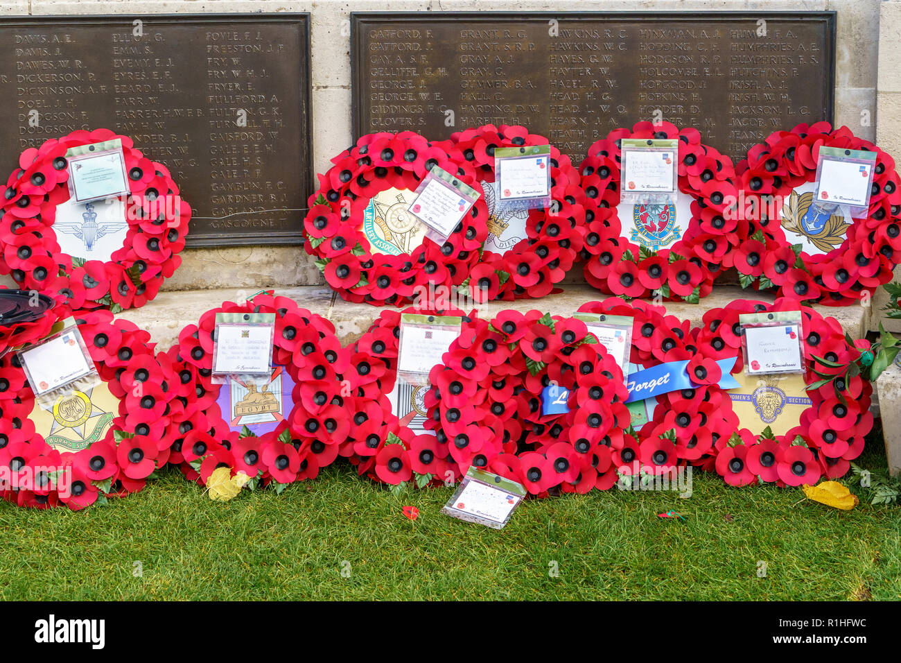 Poppy Kränze am Kriegerdenkmal in Guildhall Square Salisbury Großbritannien platziert Stockfoto