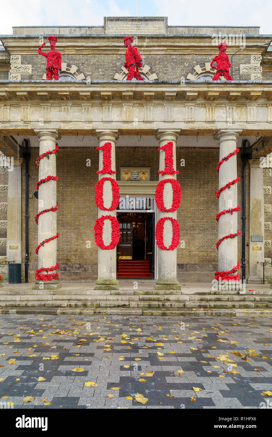 Salisbury Guildhall Großbritannien mit Mohnblumen für Tag der Erinnerung eingerichtet Stockfoto