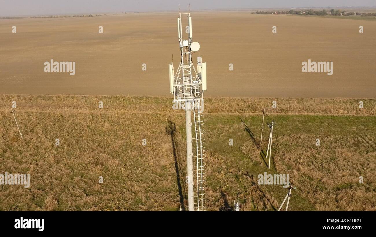 Ausrüstung für den Relay von Mobilfunk und mobile Signal. Funkmast. Stockfoto
