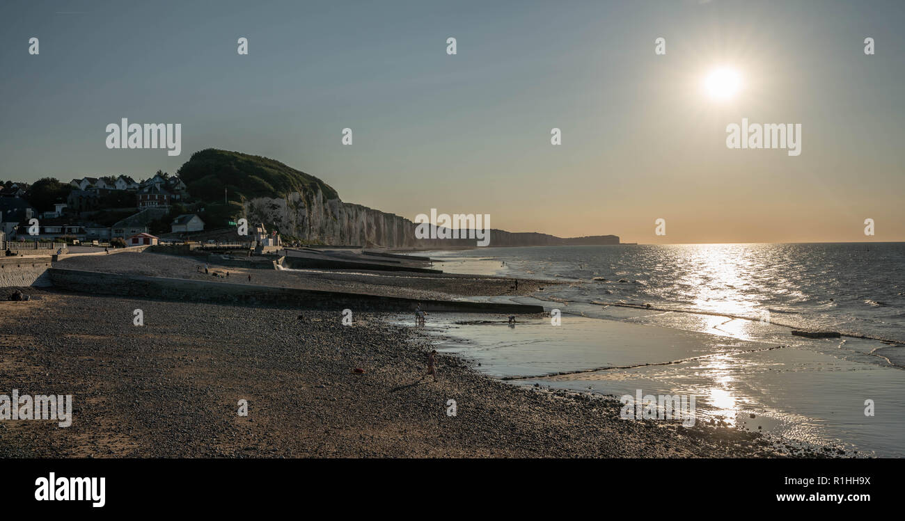 Sonnenuntergang in der Normandie Küste und Strand in Veules-les-Roses Frankreich. Stockfoto