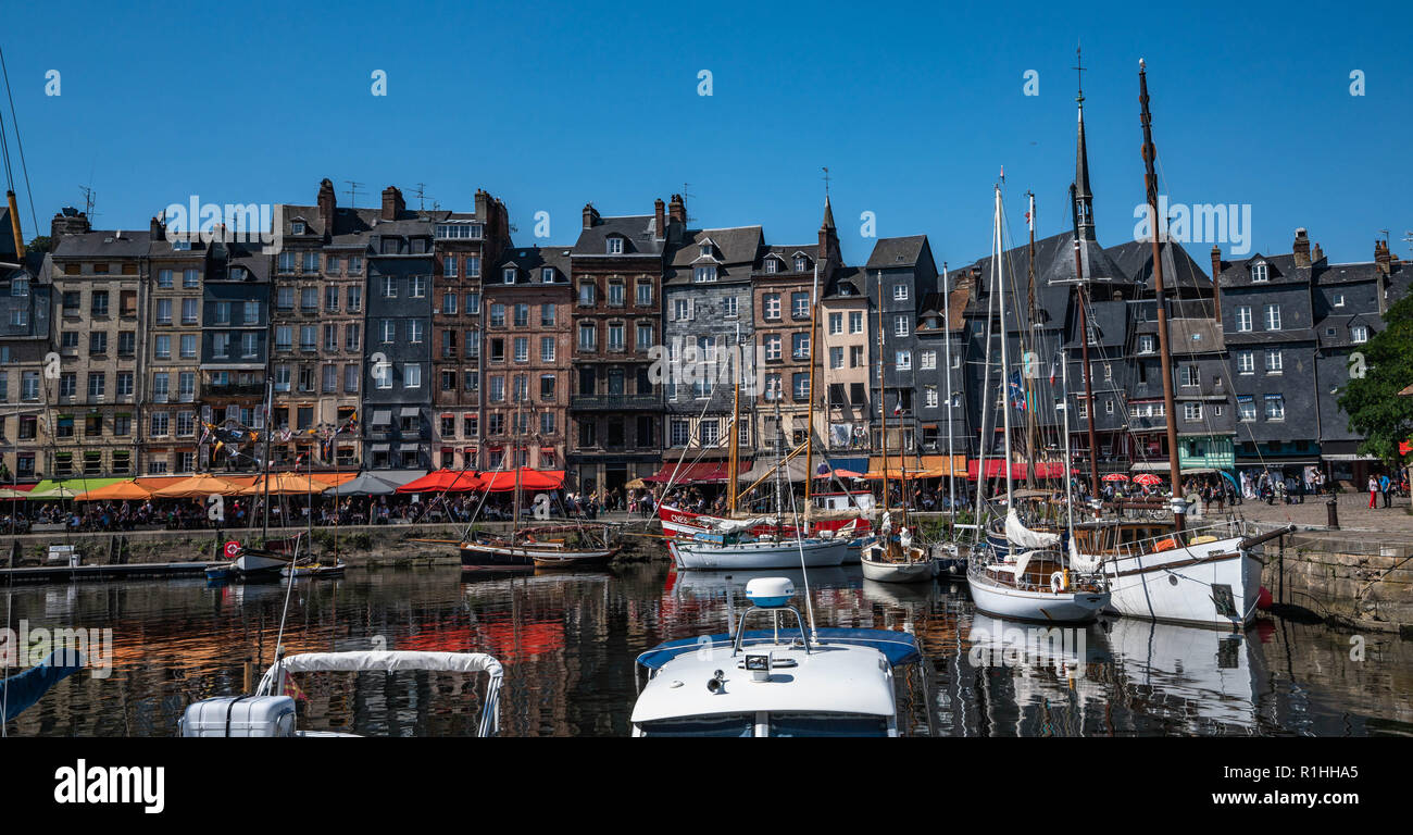 Honfleur Port in der Normandie Frankreich mit segelbooten vor historischen Stadthäusern in der geschäftigen Altstadt angedockt. Stockfoto