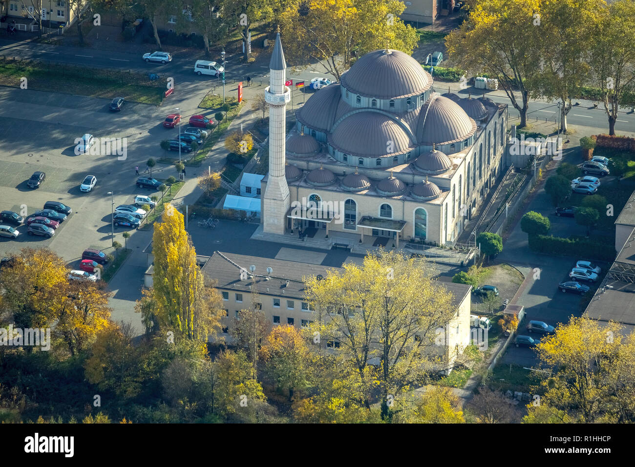Luftaufnahme, DITIB Merkez Moschee, die größte Moschee in Duisburg im Ruhrgebiet, Minnarett, islamische Gotteshaus, Islam, Marxloh, Duisburg, Ruhrgebiet, Stockfoto