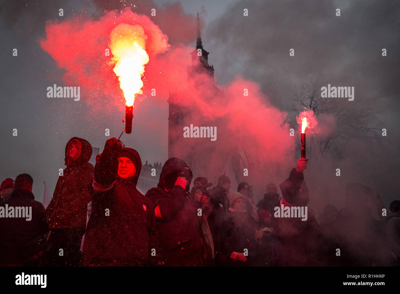 Zehntausende melden Sie das 100-jährige Jubiläum der Unabhängigkeit, organisiert von der Polnischen Nationalisten. Stockfoto