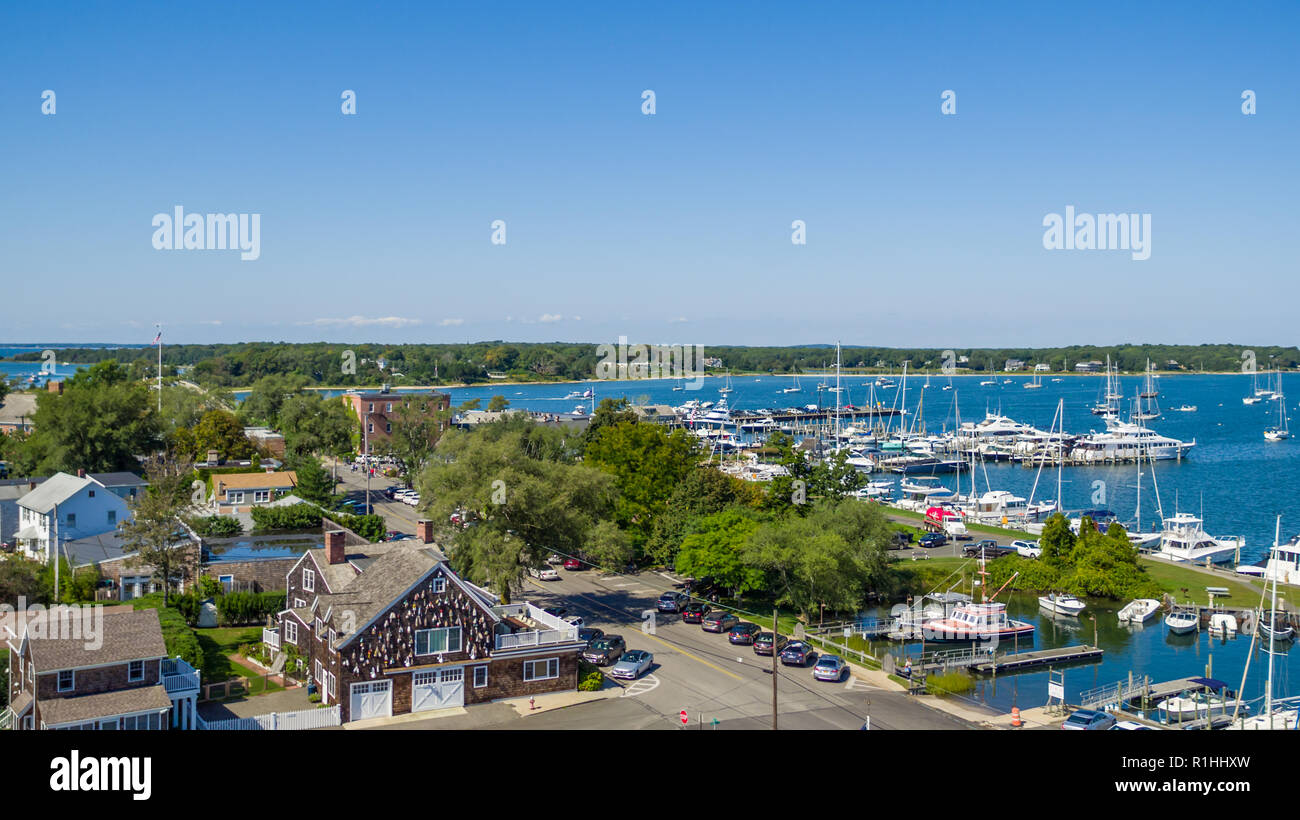Luftaufnahme eines Teils der Bay Street und Marina in Sag Harbor, NY Stockfoto