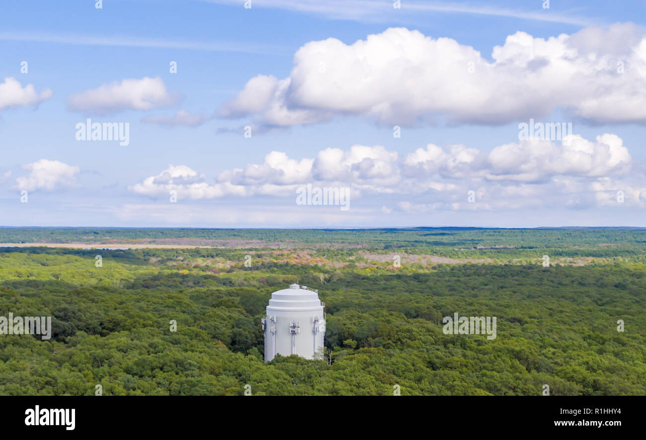 Luftaufnahme von einem großen weißen Wasserturm in Sag Harbor, NY Stockfoto