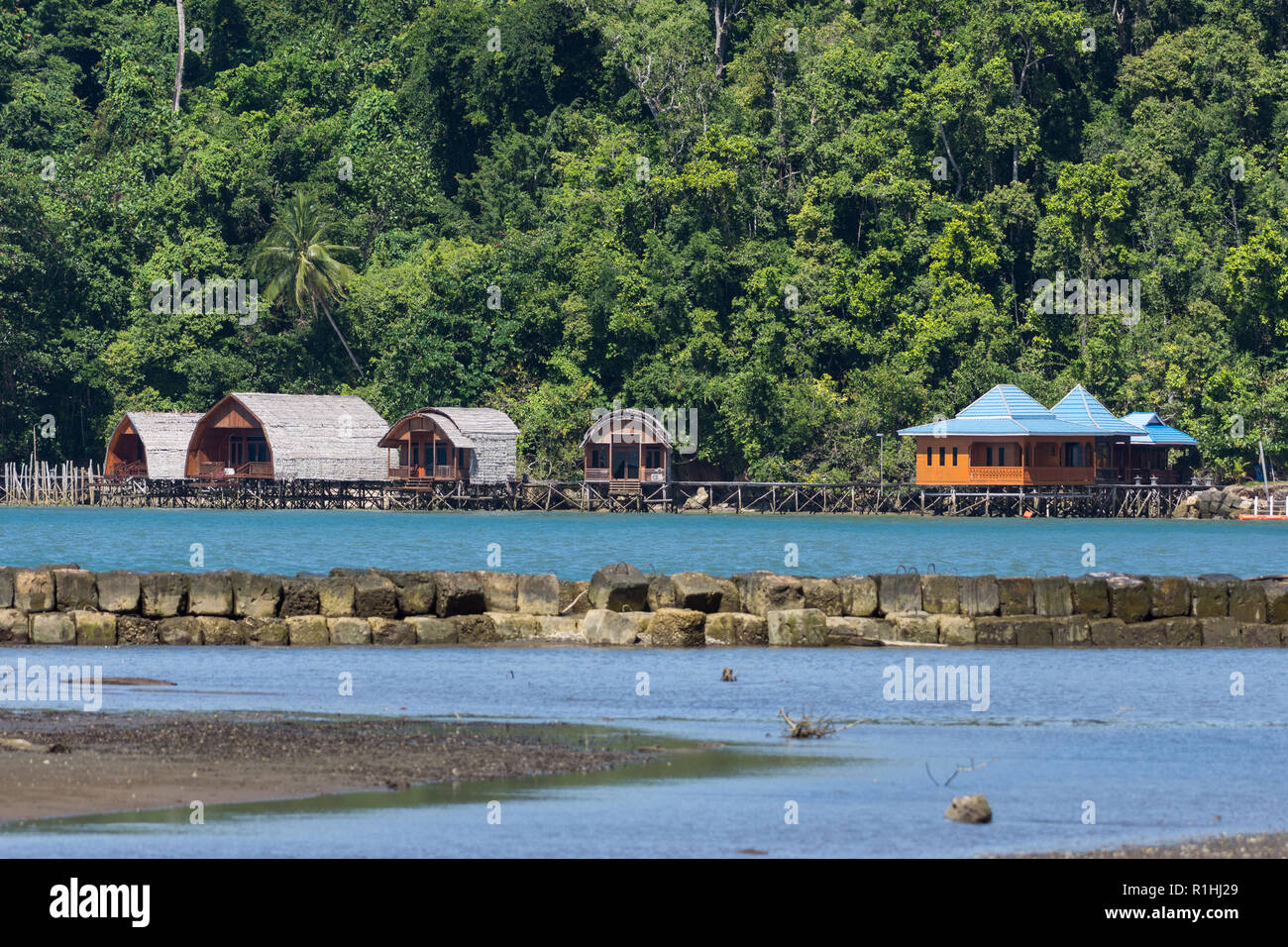 Bungalows in einem Urlaubsort an der Küste. Insel Waigeo, Raja Ampat, Indonesien Stockfoto