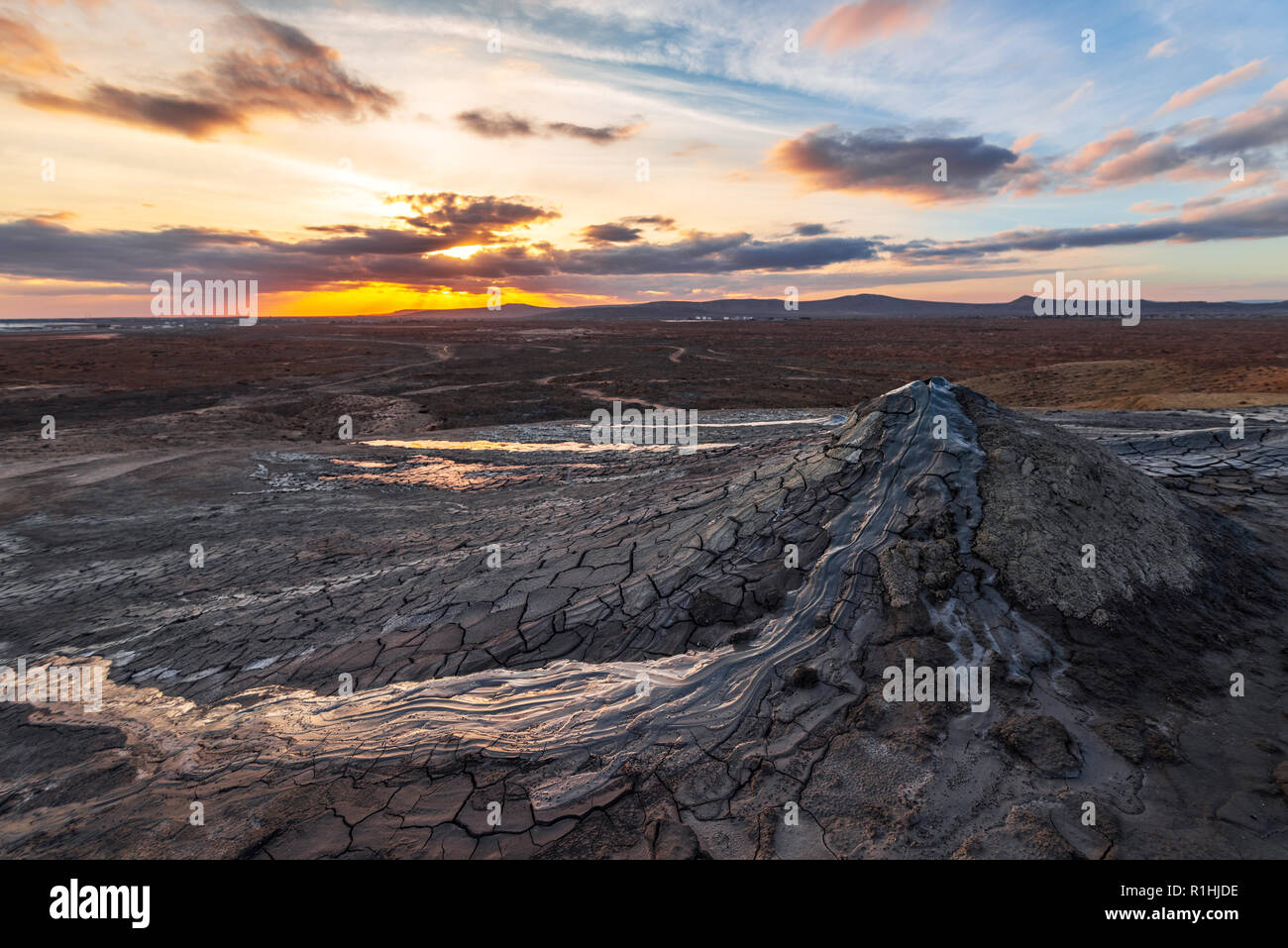 Schlammvulkane bei Sonnenuntergang, erstaunliches, natürliches Phänomen Stockfoto