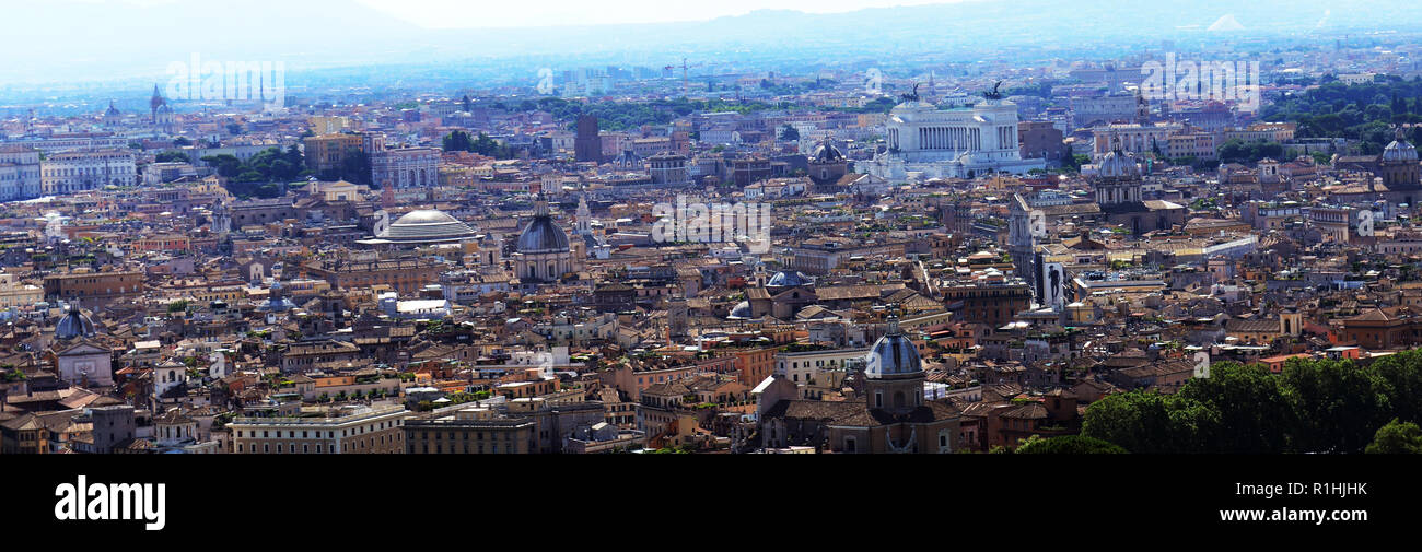 Das Stadtzentrum von Rom von der Oberseite des Petersdom im Vatikan gesehen. Stockfoto