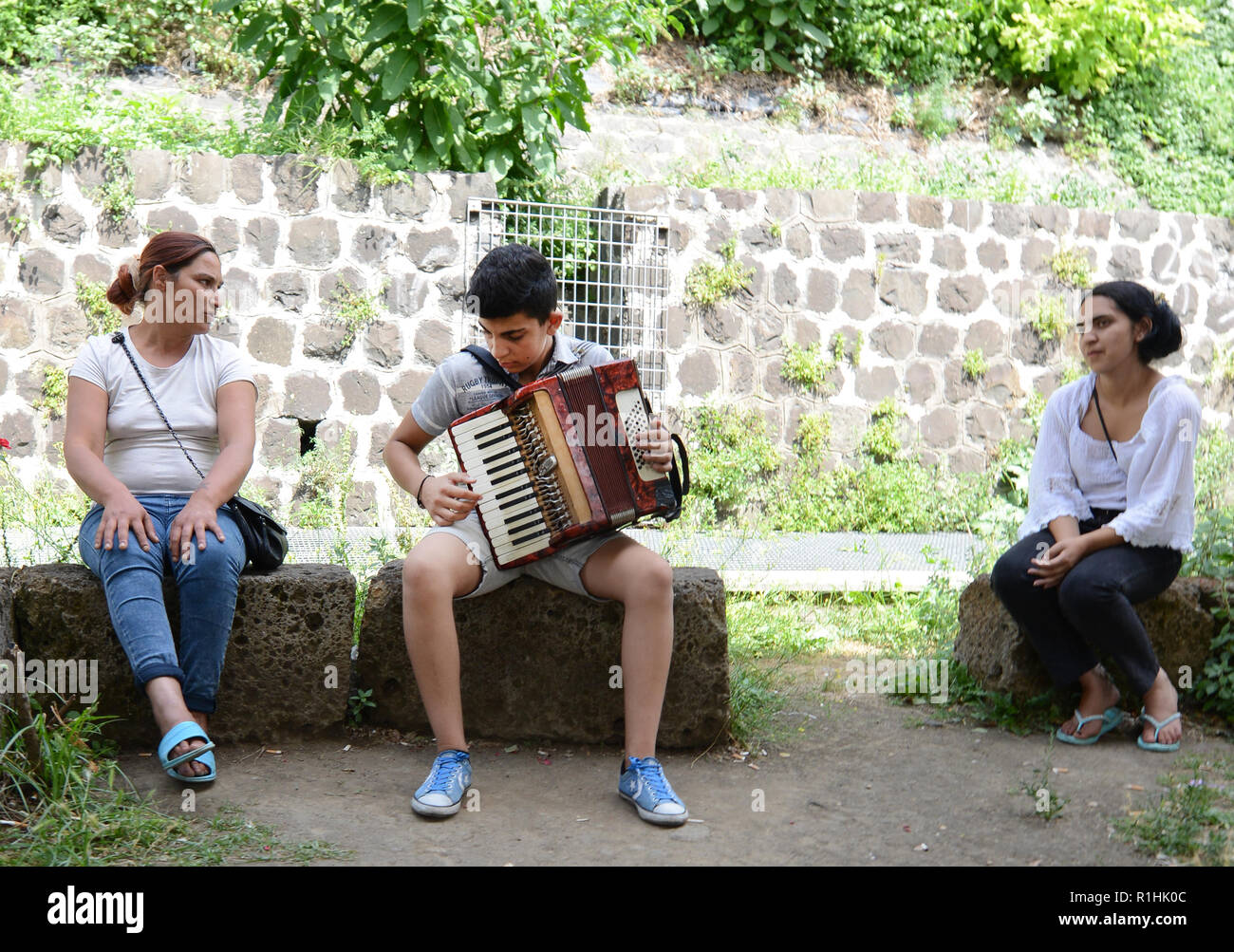 Spielen auf dem Akkordeon in einem kleinen Park in Rom. Stockfoto