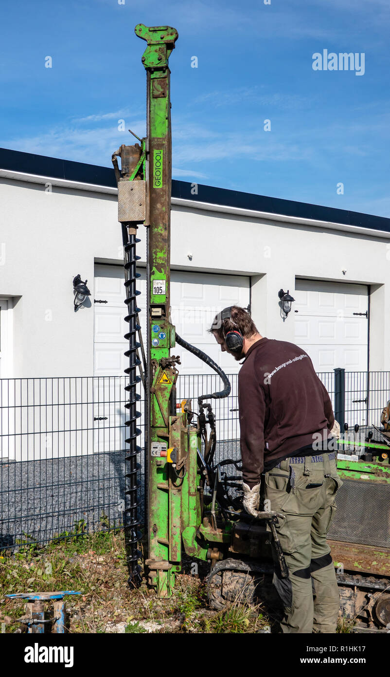 Gifhorn, Deutschland, Oktober 9., 2018: Schnecke Bohrung für den Bau eines  Brunnens auf einer neuen Baustelle in den Vororten der Stadt  Stockfotografie - Alamy