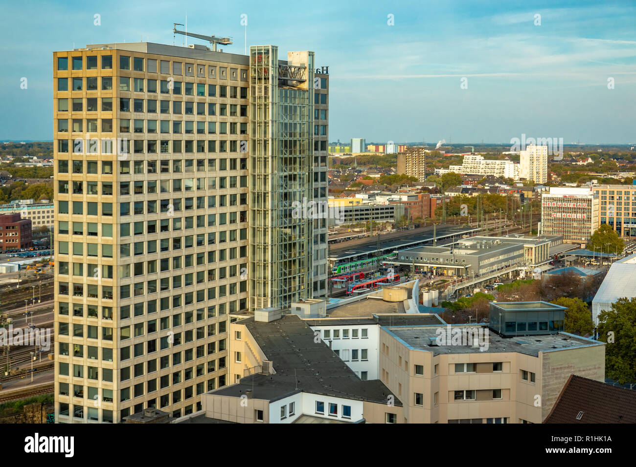 Dortmund, 20. Oktober, 2018: Blick auf Dortmund von oben mit minimalistischen kubistischen Wolkenkratzer Stockfoto