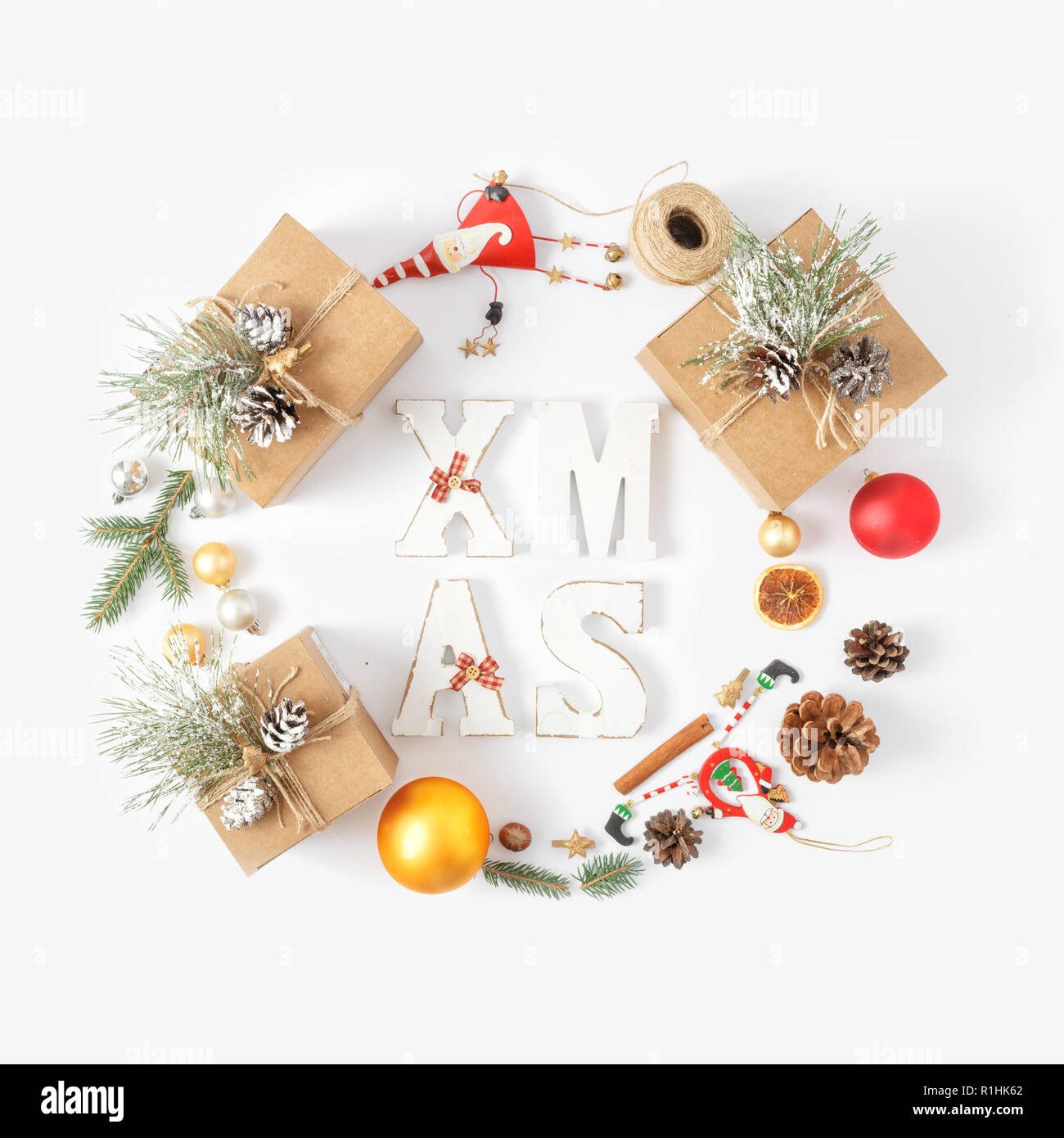 Weihnachten Hintergrund. Wort Xmas und Kranz aus Weihnachten Dekoration auf weißem Hintergrund der Ansicht von oben. Neues Jahr flach Stockfoto