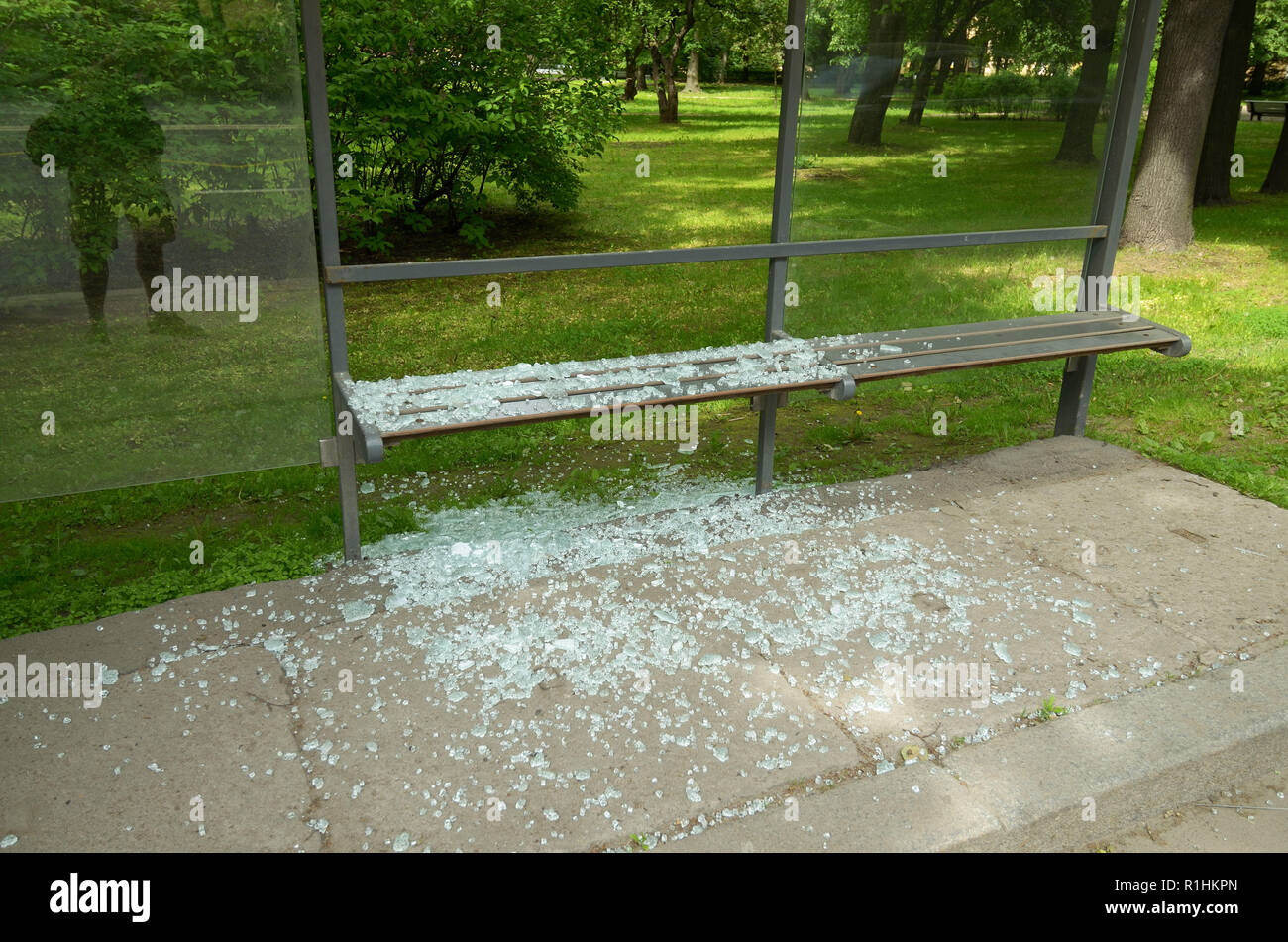 Zerbrochenes Glas an der Bushaltestelle. Dies ist eine Manifestation von wilden Vandalismus. Stockfoto