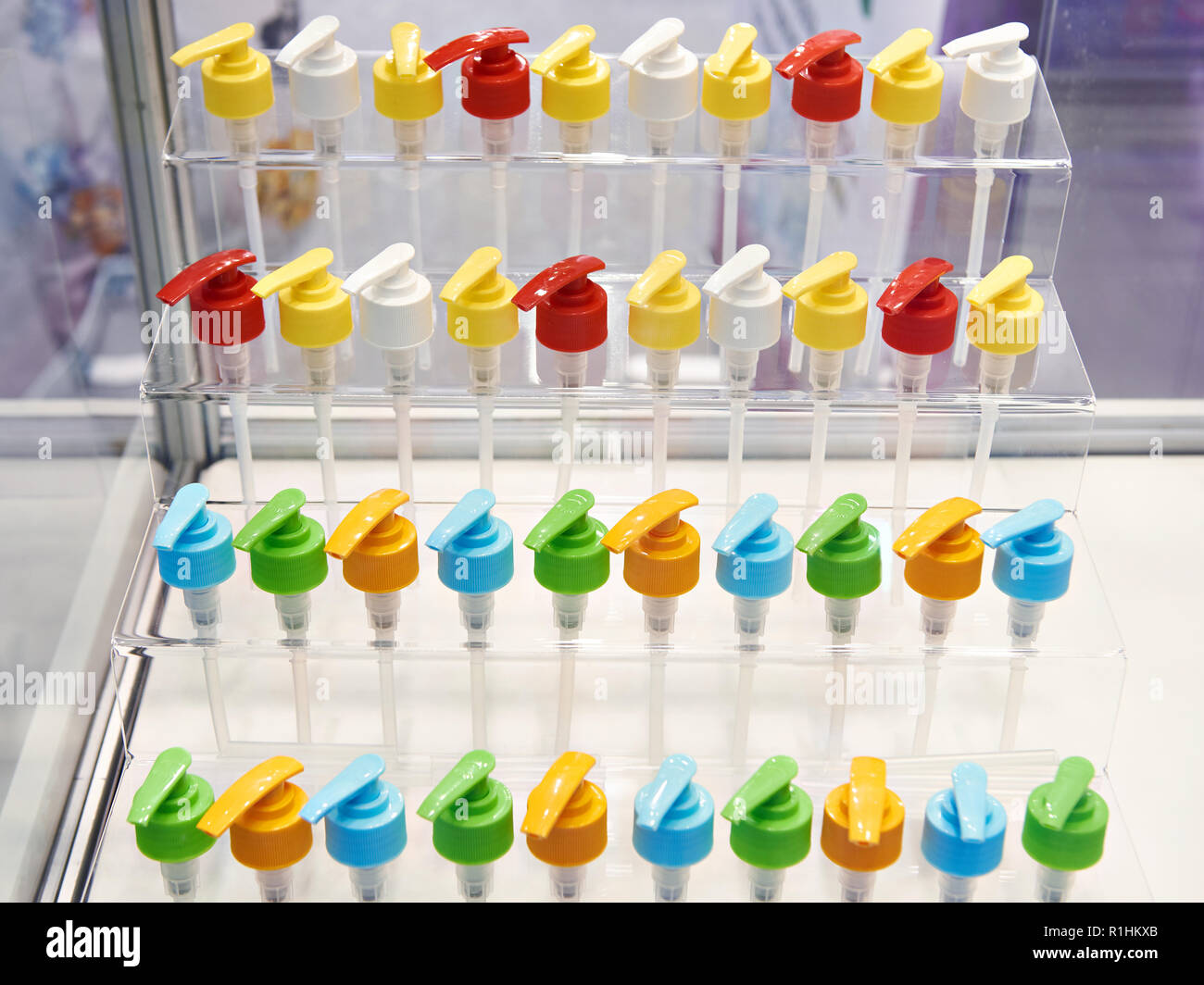 Kunststoffabdeckungen Dispenser für Flaschen im Regal Stockfoto